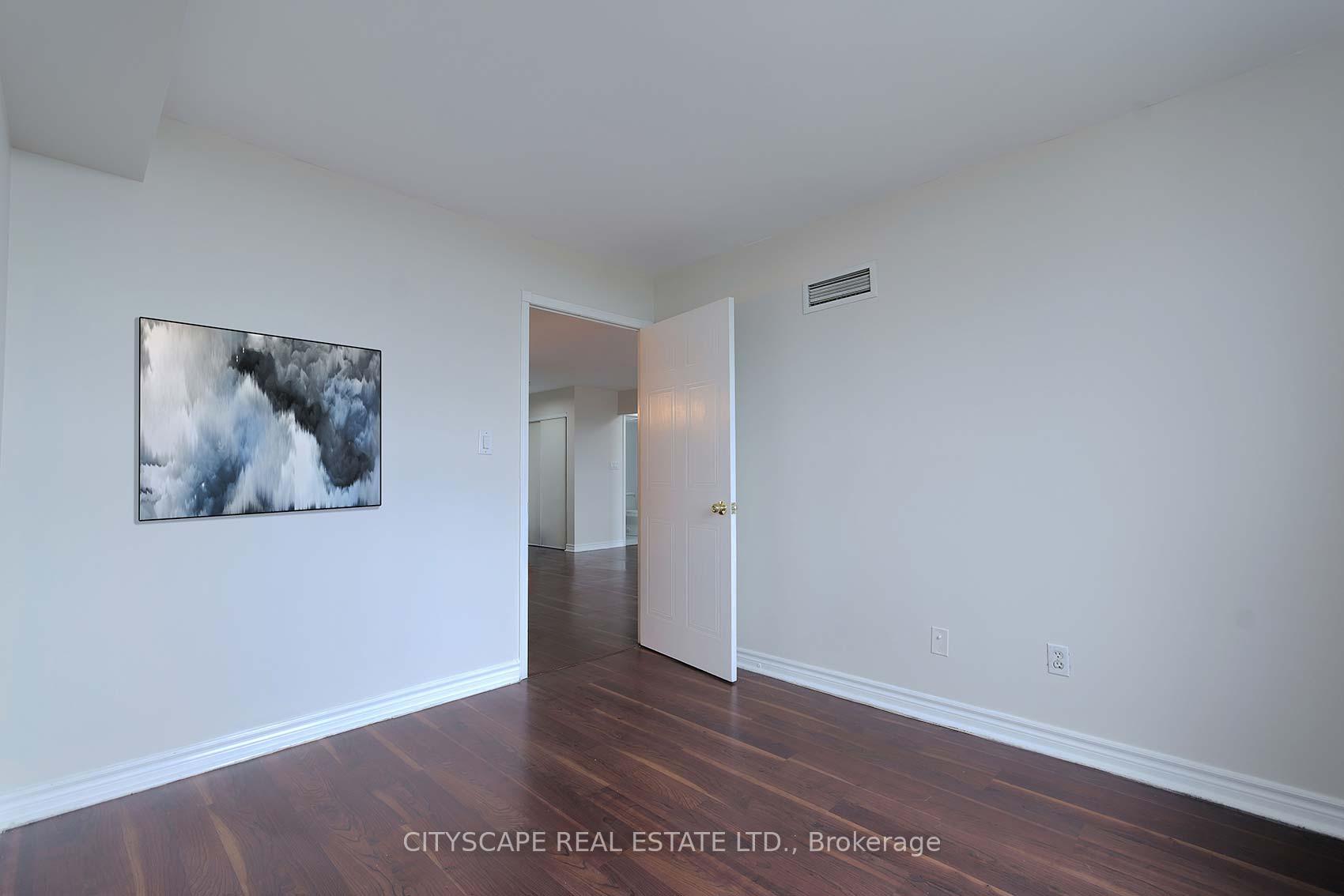 3 Bedrooms Condo at 135 Hillcrest, Mississauga For sale