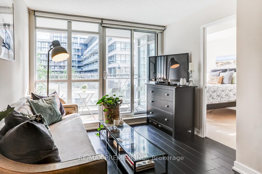 2 Bedrooms Condo at 10 Capreol, Toronto For sale