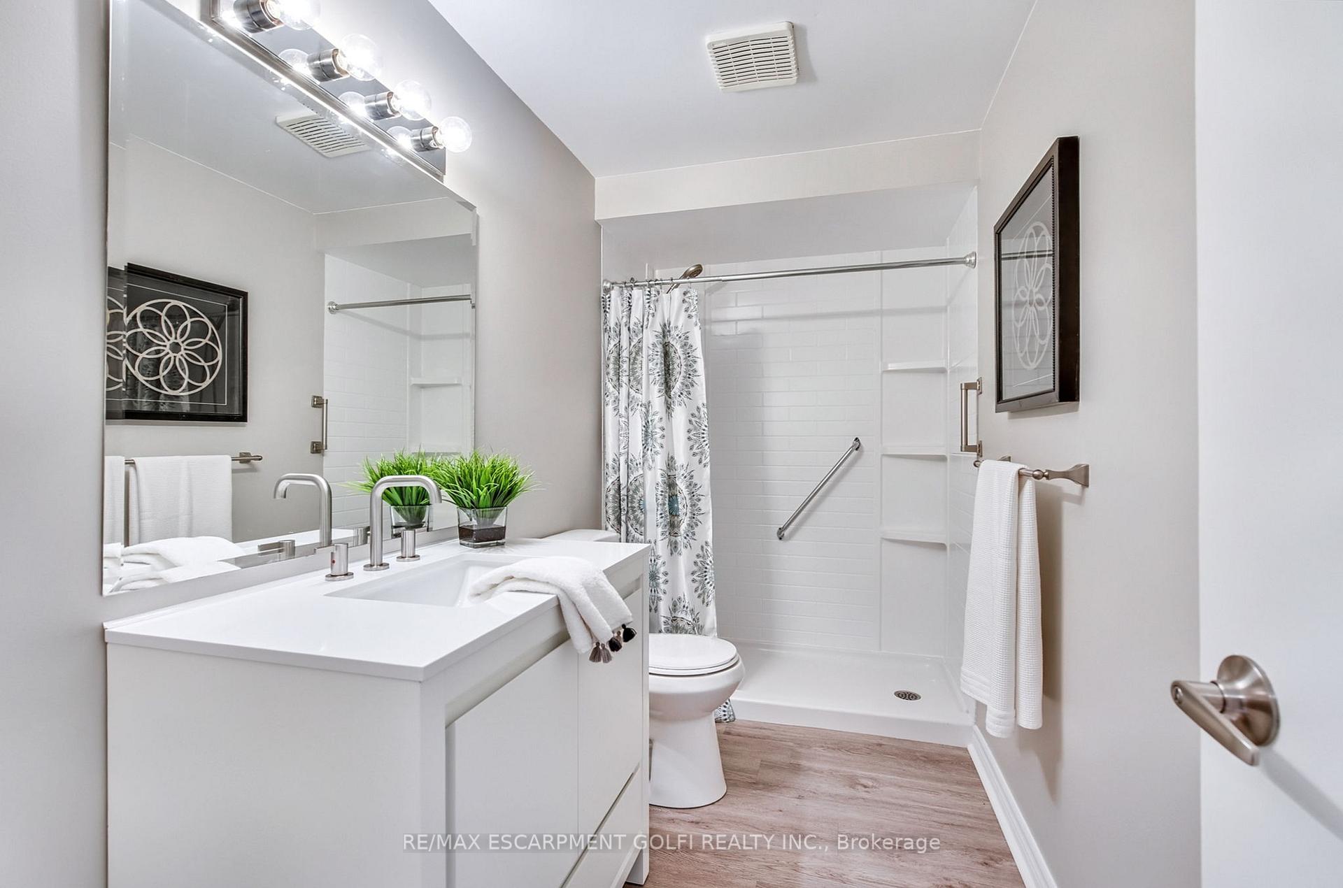 4 Bedrooms Condo at 3041 Glencrest,  Burlington For sale