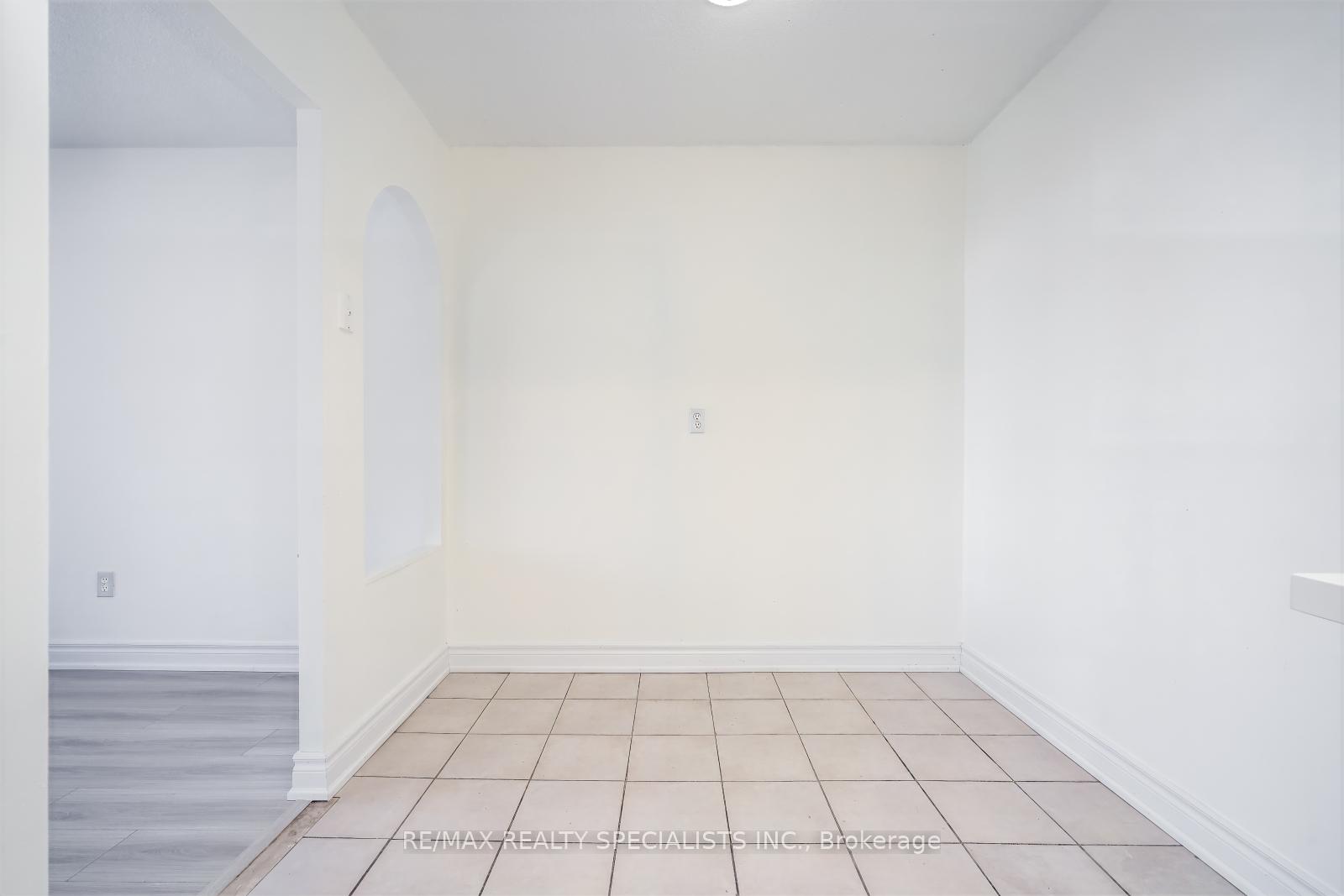3 Bedrooms Condo at 2556 Argyle, Mississauga For sale