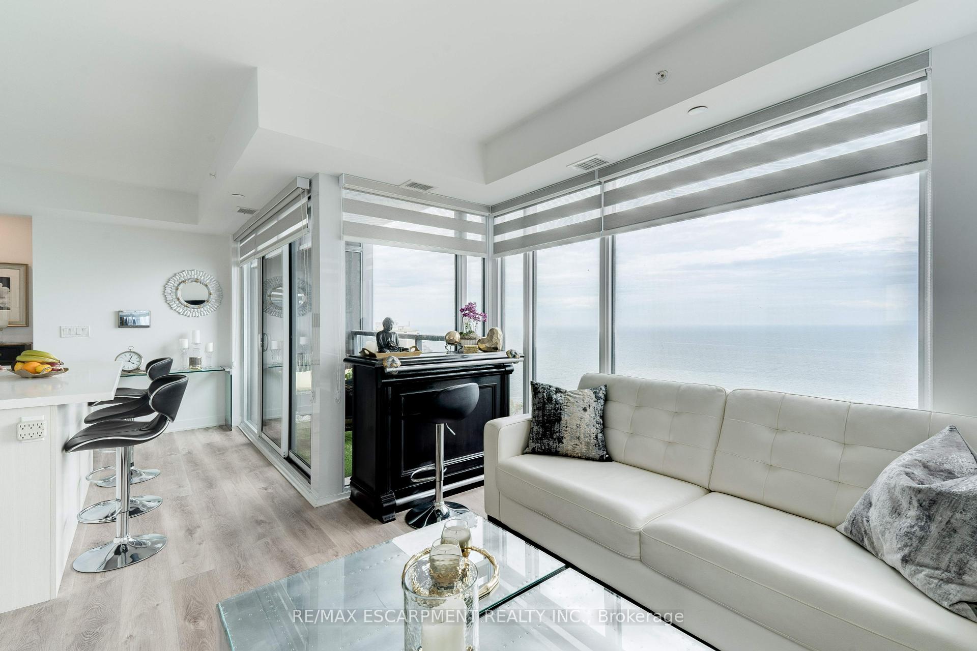2 Bedrooms Condo at 370 Martha, Burlington For sale