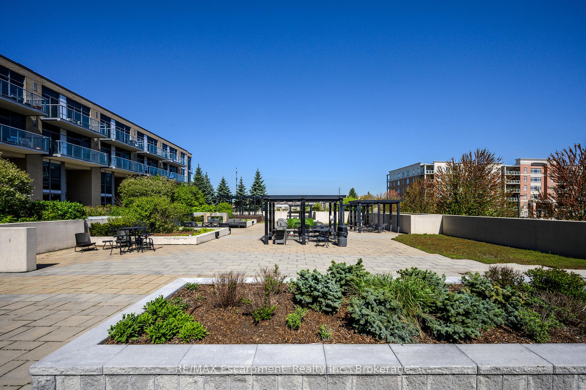 2 Bedrooms Condo at 1940 Ironstone, Burlington For sale