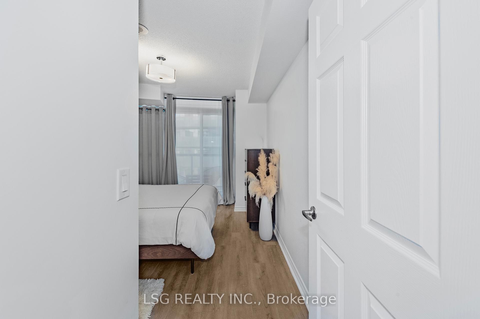 2 Bedrooms Condo at 19 Grand Trunk, Toronto For sale
