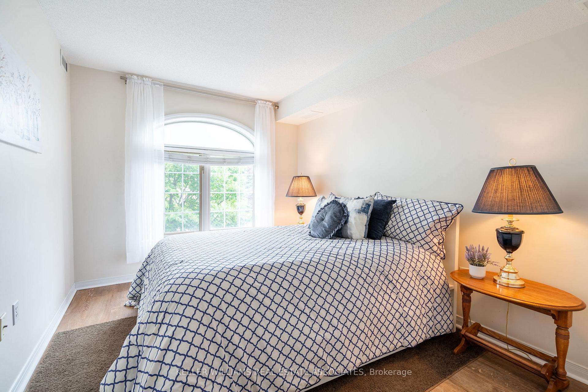 2 Bedrooms Condo at 216 Plains, Burlington For sale