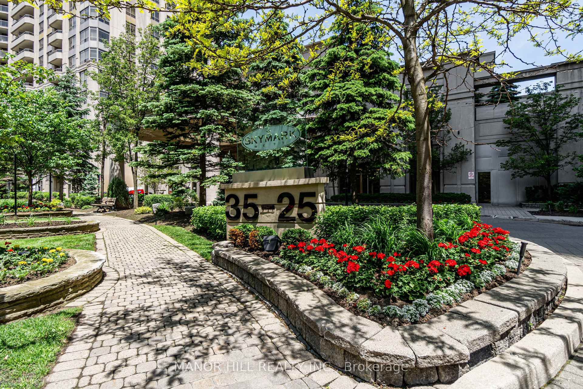 2 Bedrooms Condo at 35 Kingsbridge Garden,  Mississauga For sale