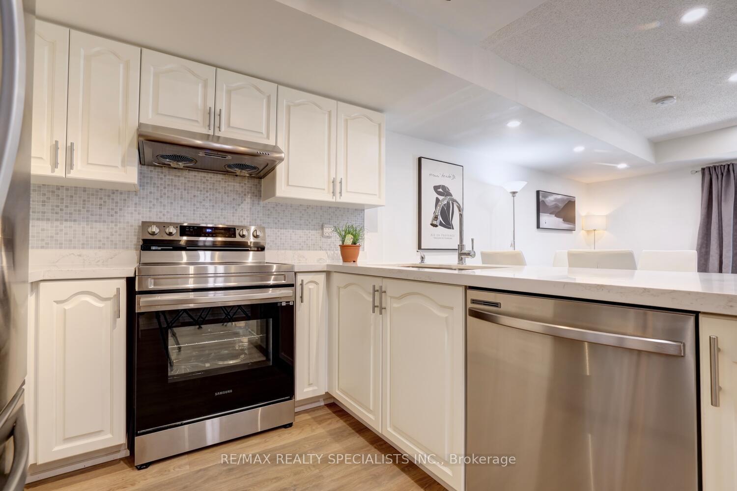 4 Bedrooms Condo at 1128 Dundas, Mississauga For sale