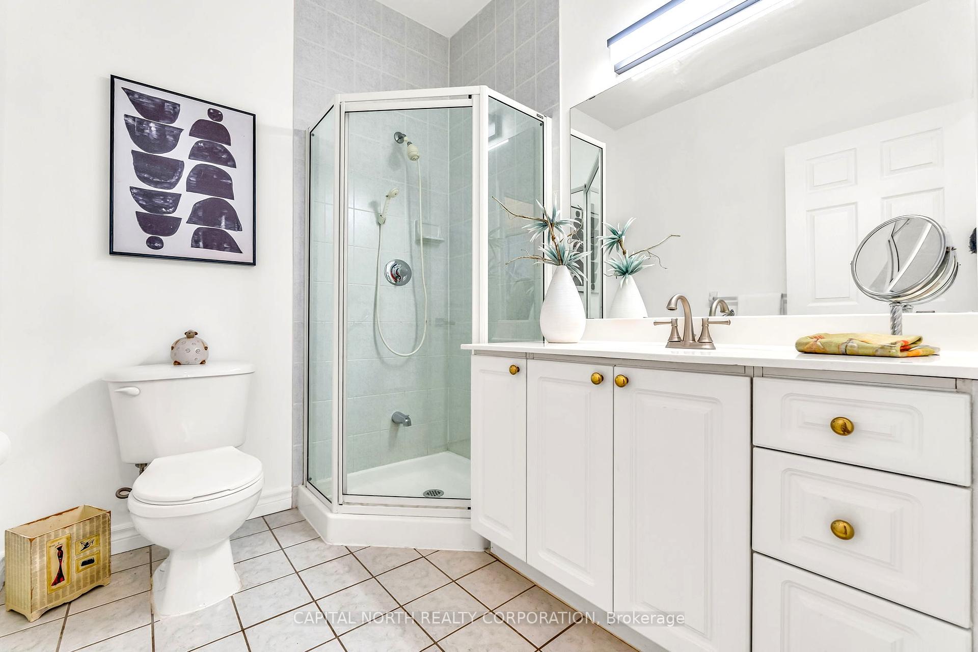 3 Bedrooms Condo at 33 Wallace, Vaughan For sale