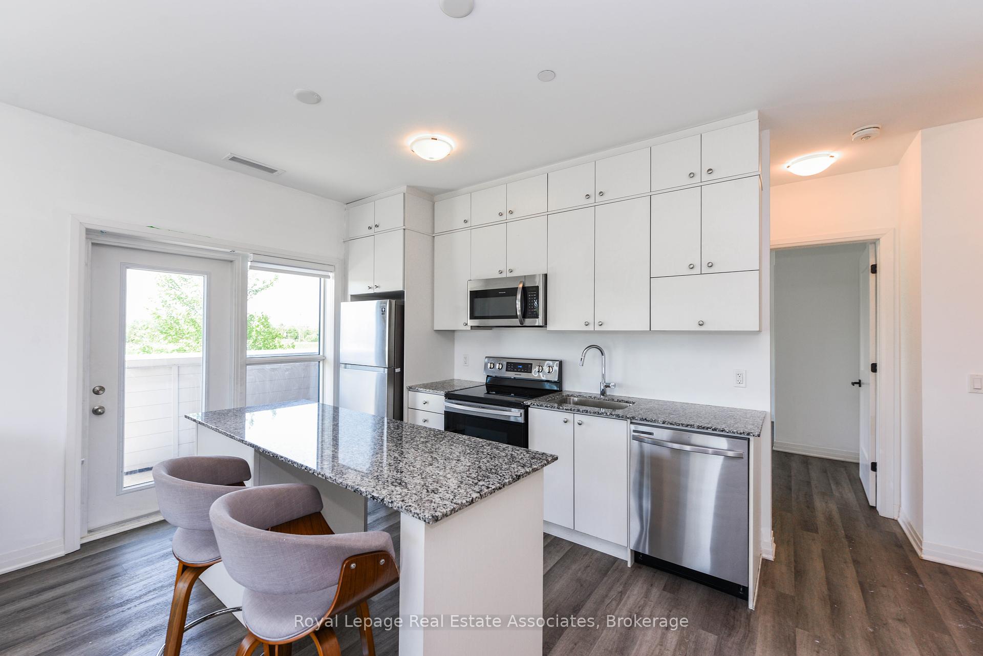 3 Bedrooms Condo at 102 Grovewood, Oakville For sale