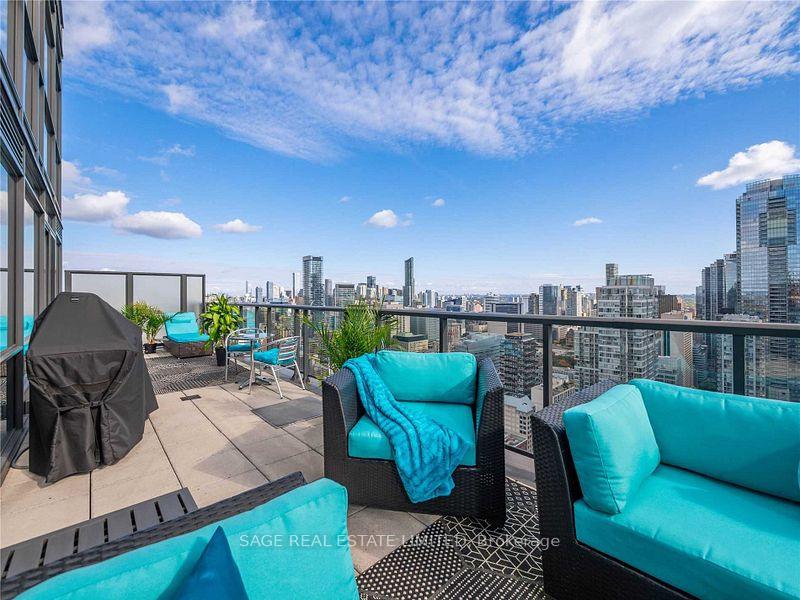 2 Bedrooms Condo at 290 Adelaide, Toronto For sale