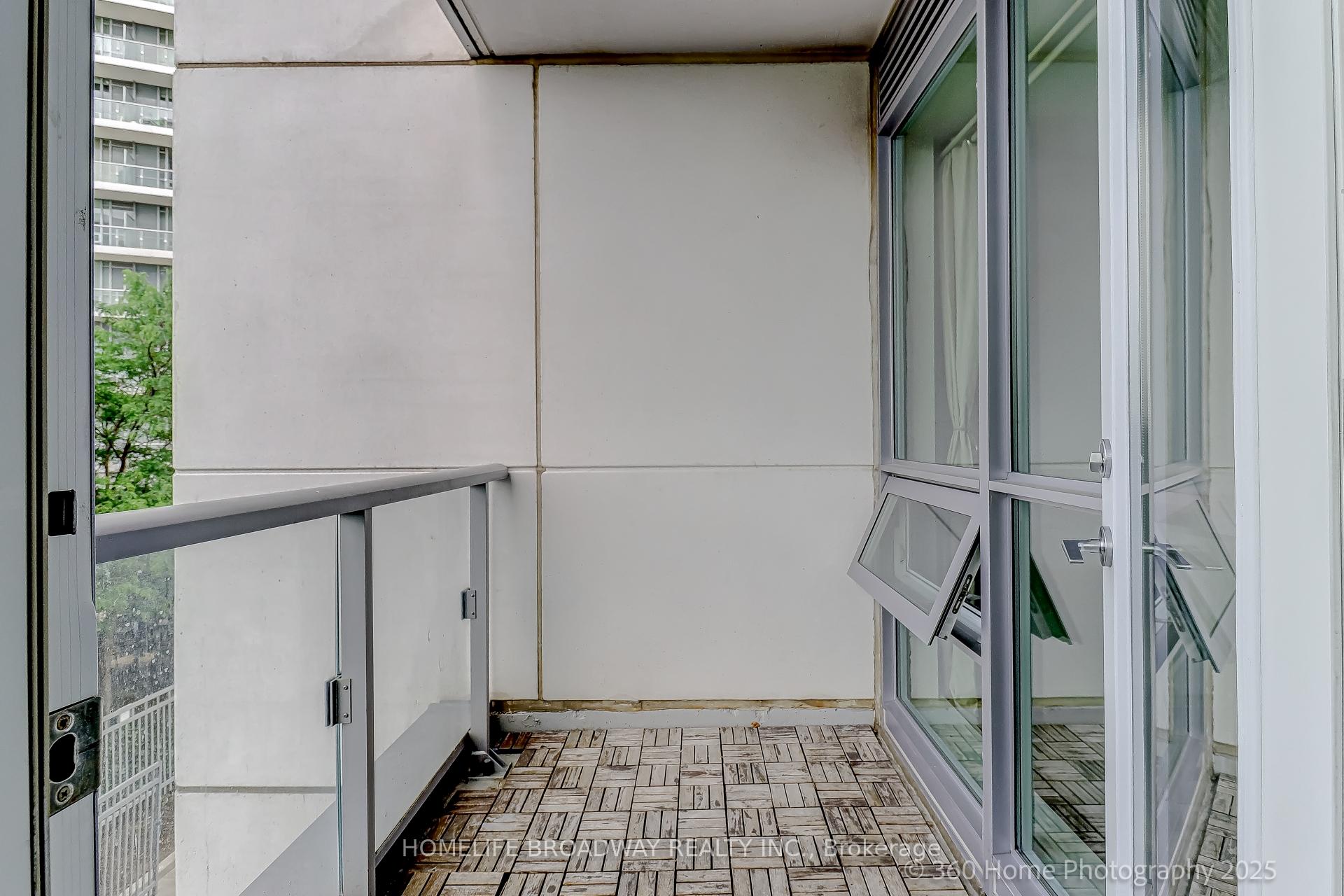 2 Bedrooms Condo at 62 Forest Manor, Toronto For sale
