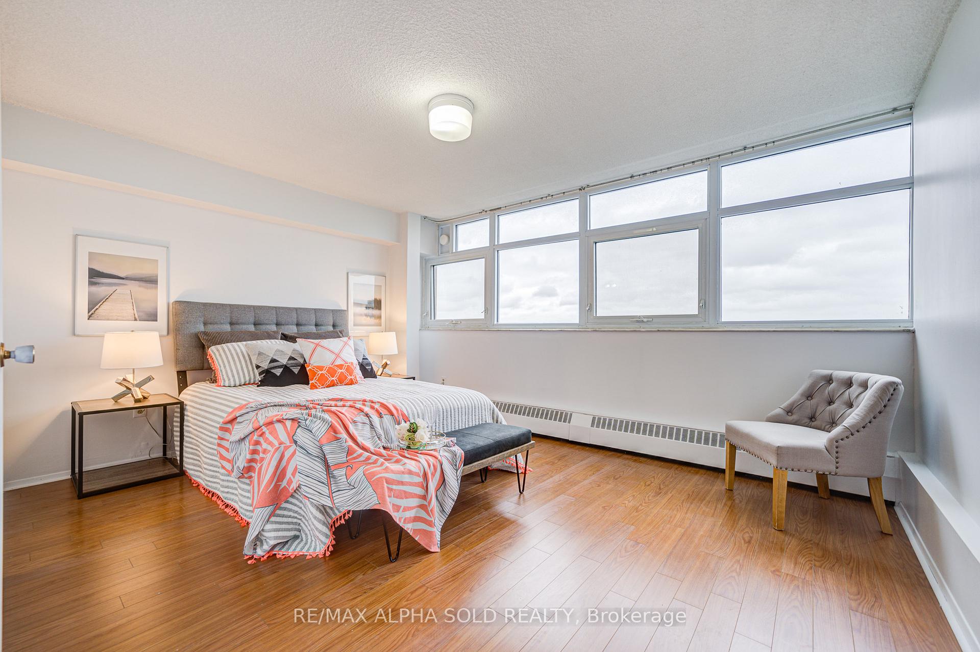 3 Bedrooms Condo at 100 Echo Point, Toronto For sale