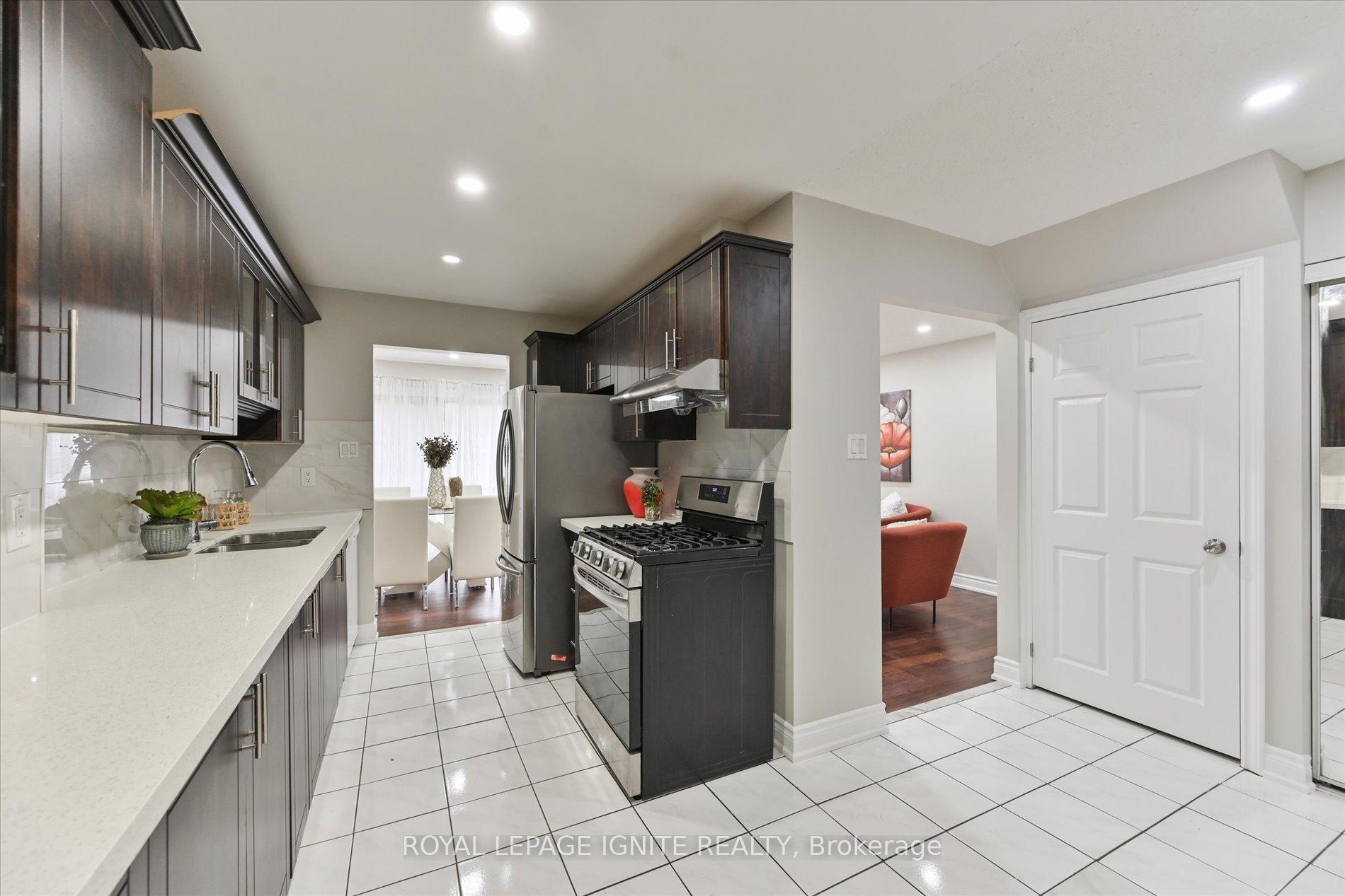 5 Bedrooms Condo at 40 Dundalk, Toronto For sale