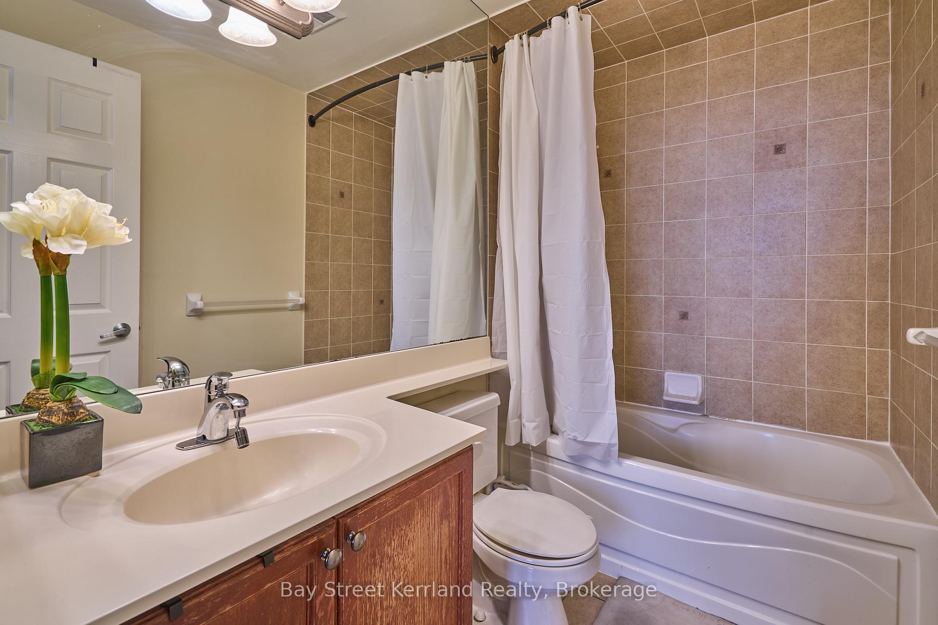 2 Bedrooms Condo at 3880 Duke Of York,  Mississauga For sale
