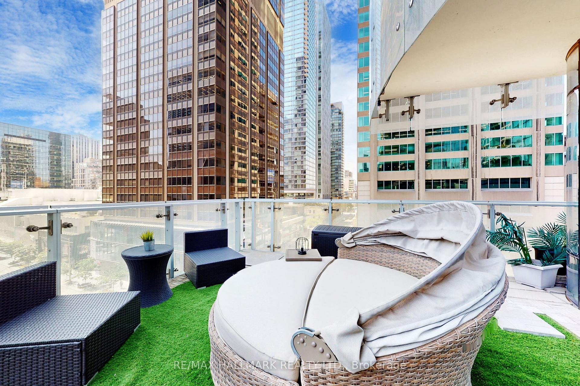 3 Bedrooms Condo at 1 Bloor,  Toronto For sale