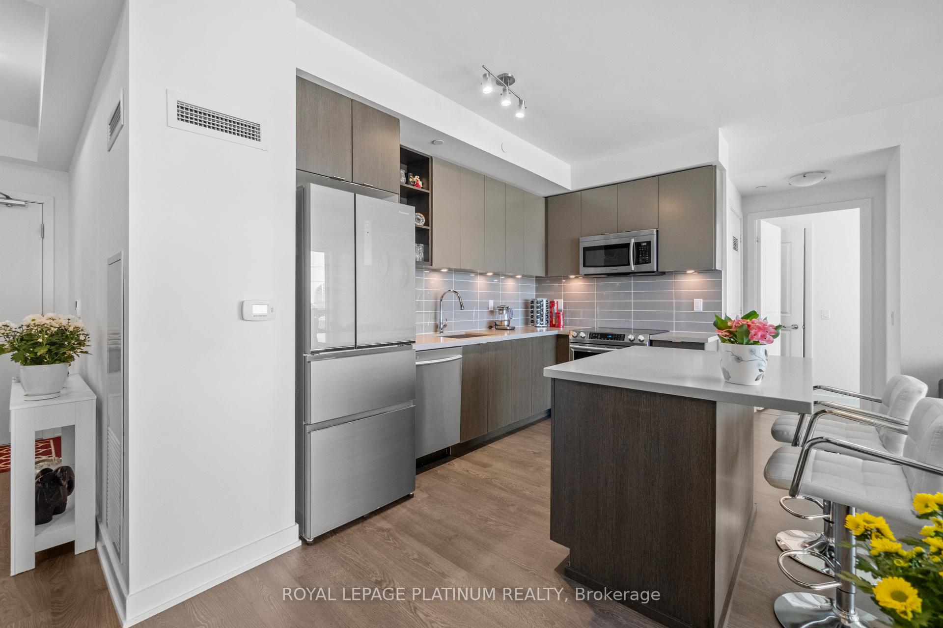 3 Bedrooms Condo at 4699 Glen Erin, Mississauga For sale