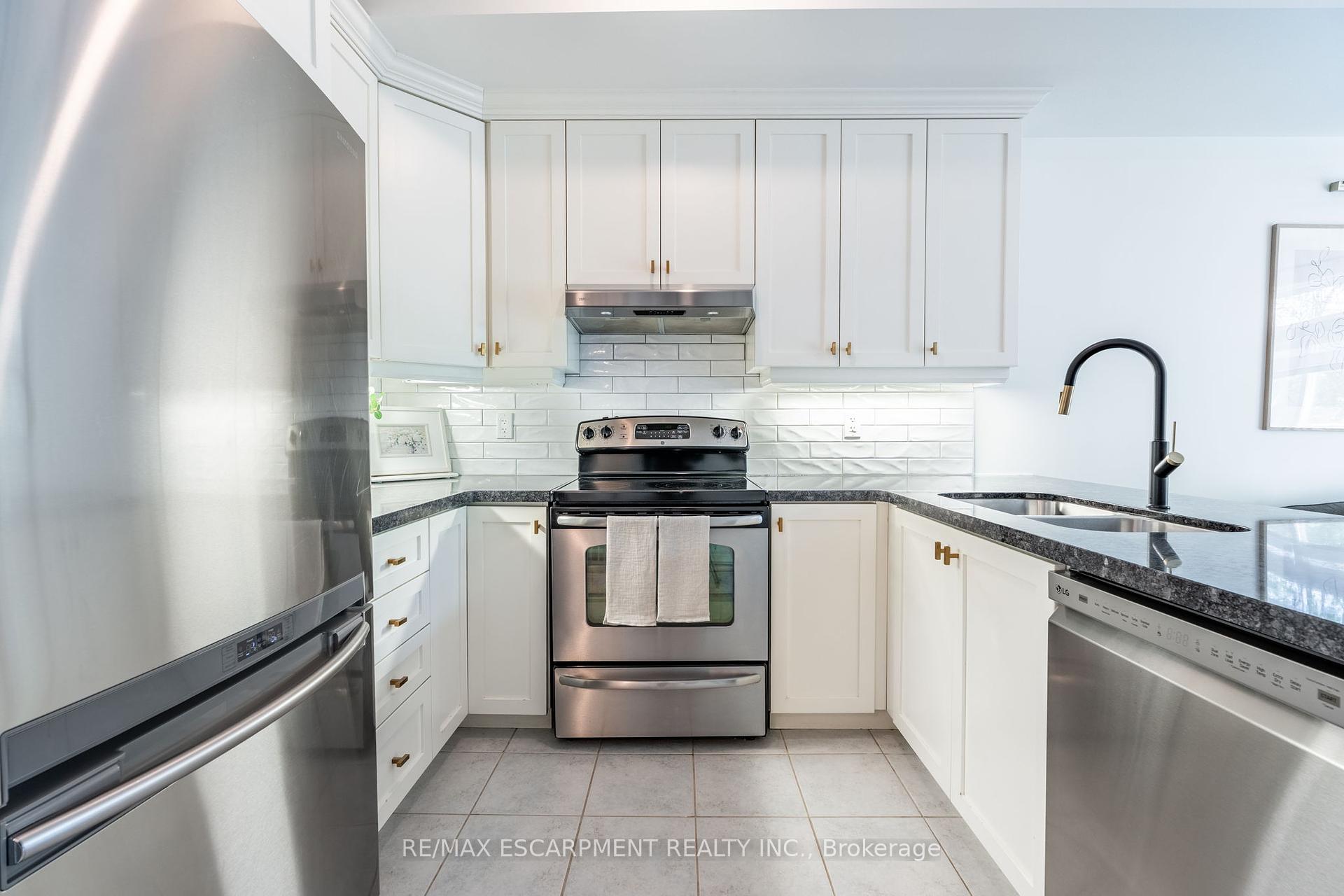 2 Bedrooms Condo at 181 Plains, Burlington For sale