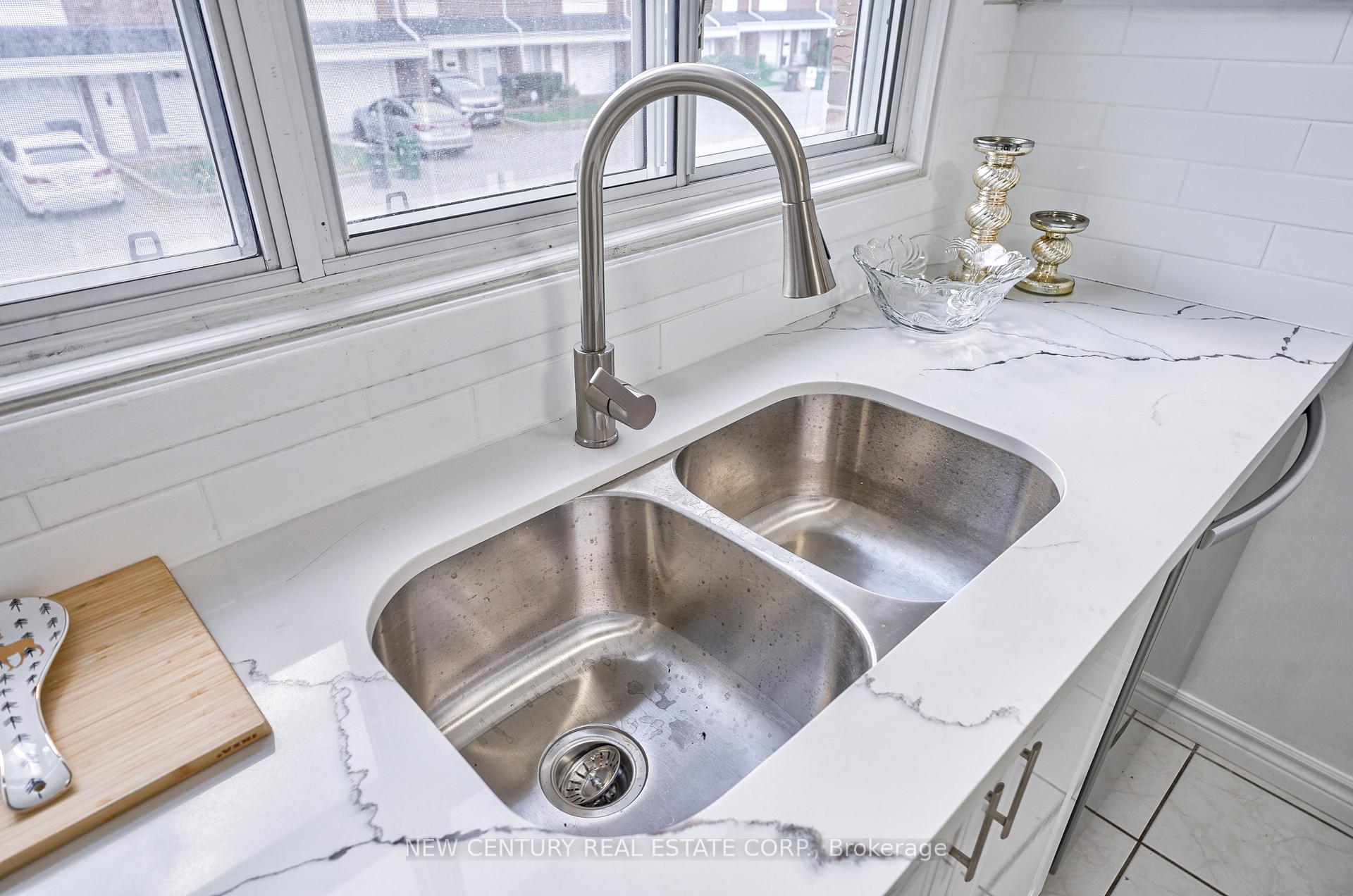 3 Bedrooms Condo at 92 Trailridge,  Toronto For sale