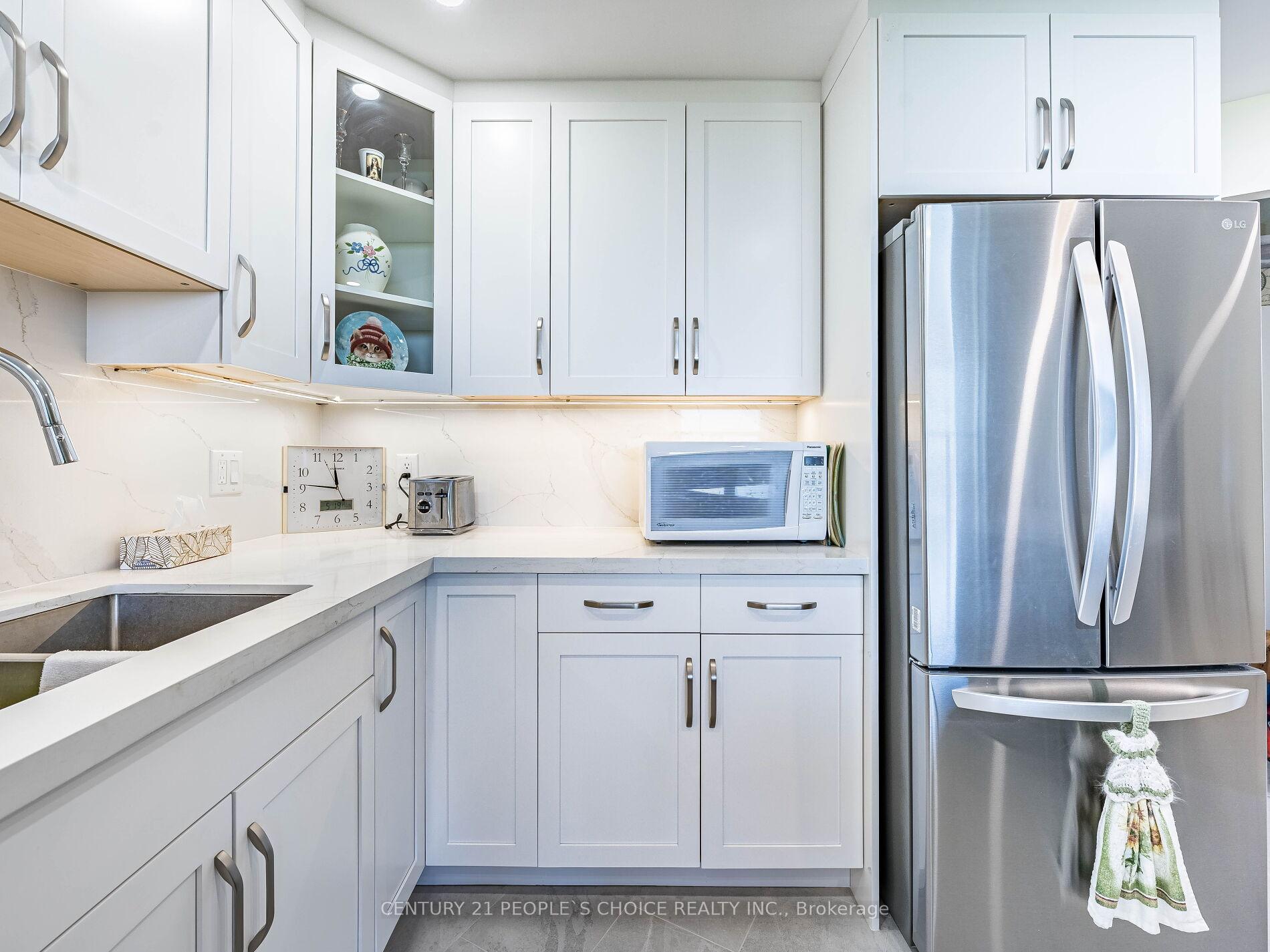 2 Bedrooms Condo at 451 The West Mall, Toronto For sale