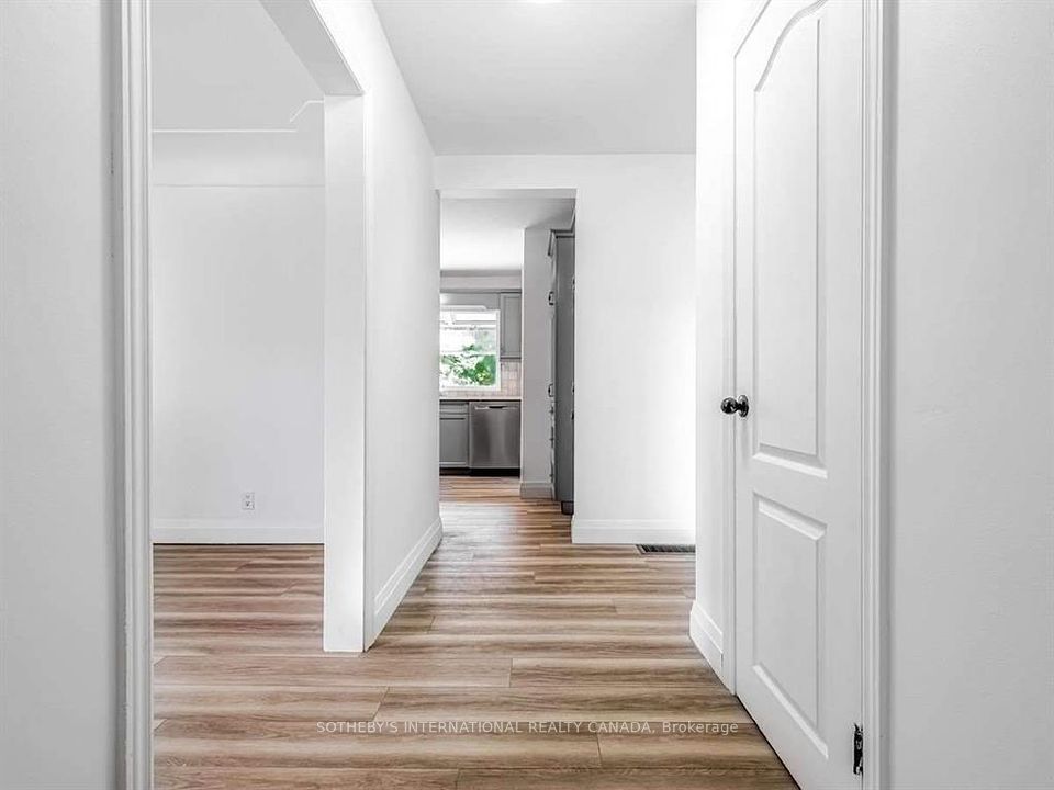 15 Miller Drive, Hamilton, ON L9H 2H9