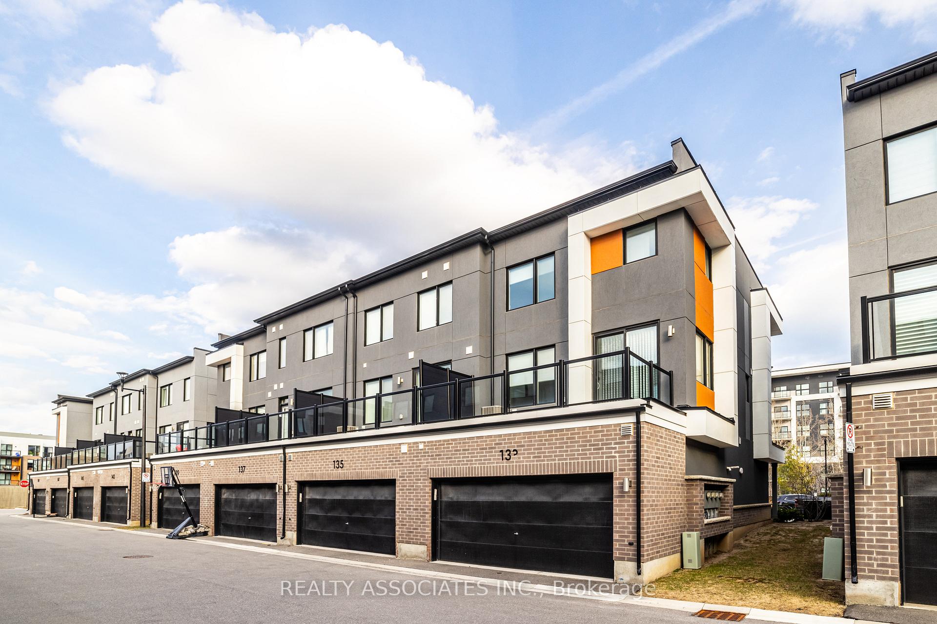 4 Bedrooms Condo at 133 Grovewood, Oakville For sale