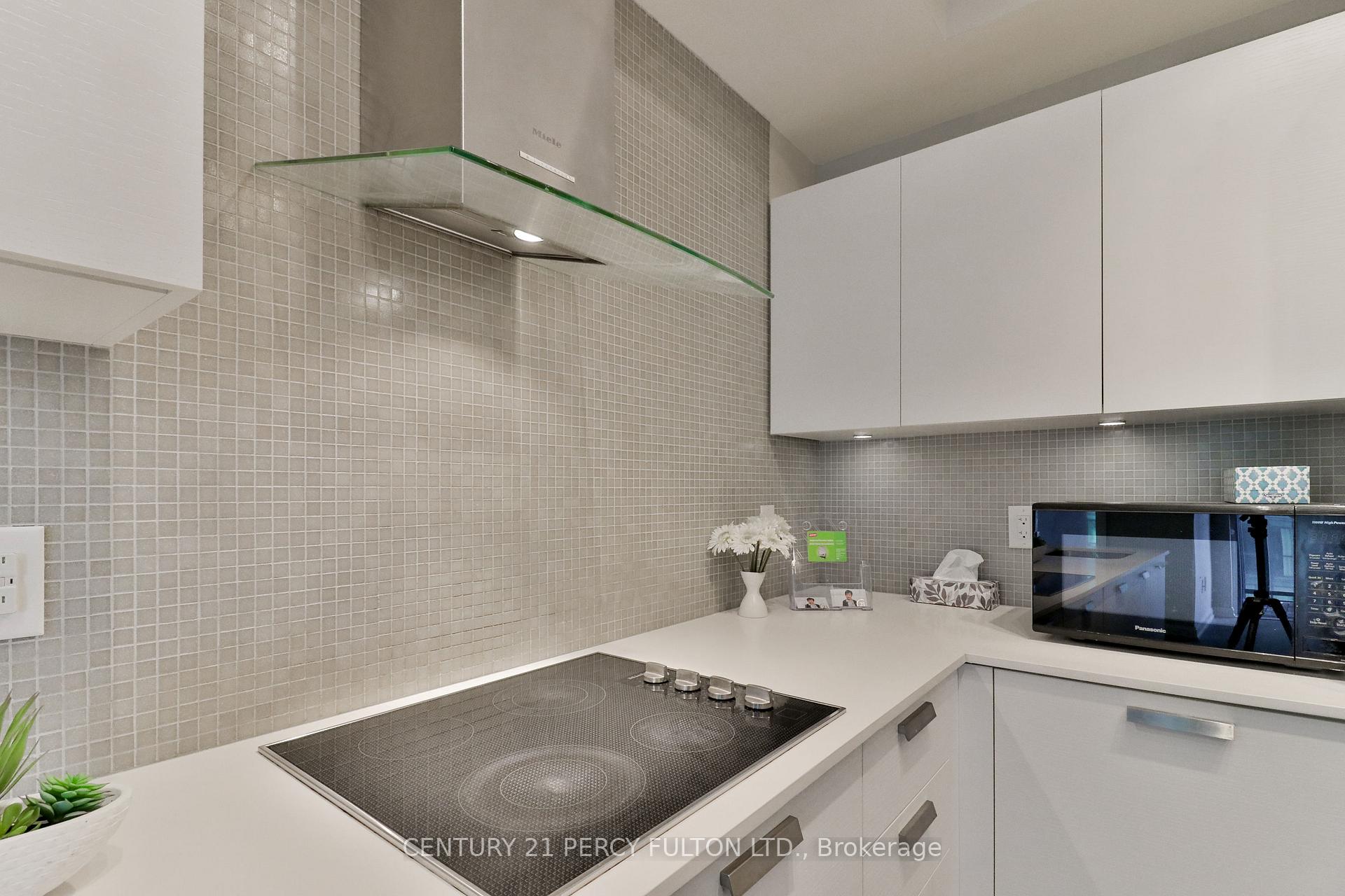 2 Bedrooms Condo at 9 Bogert, Toronto For sale