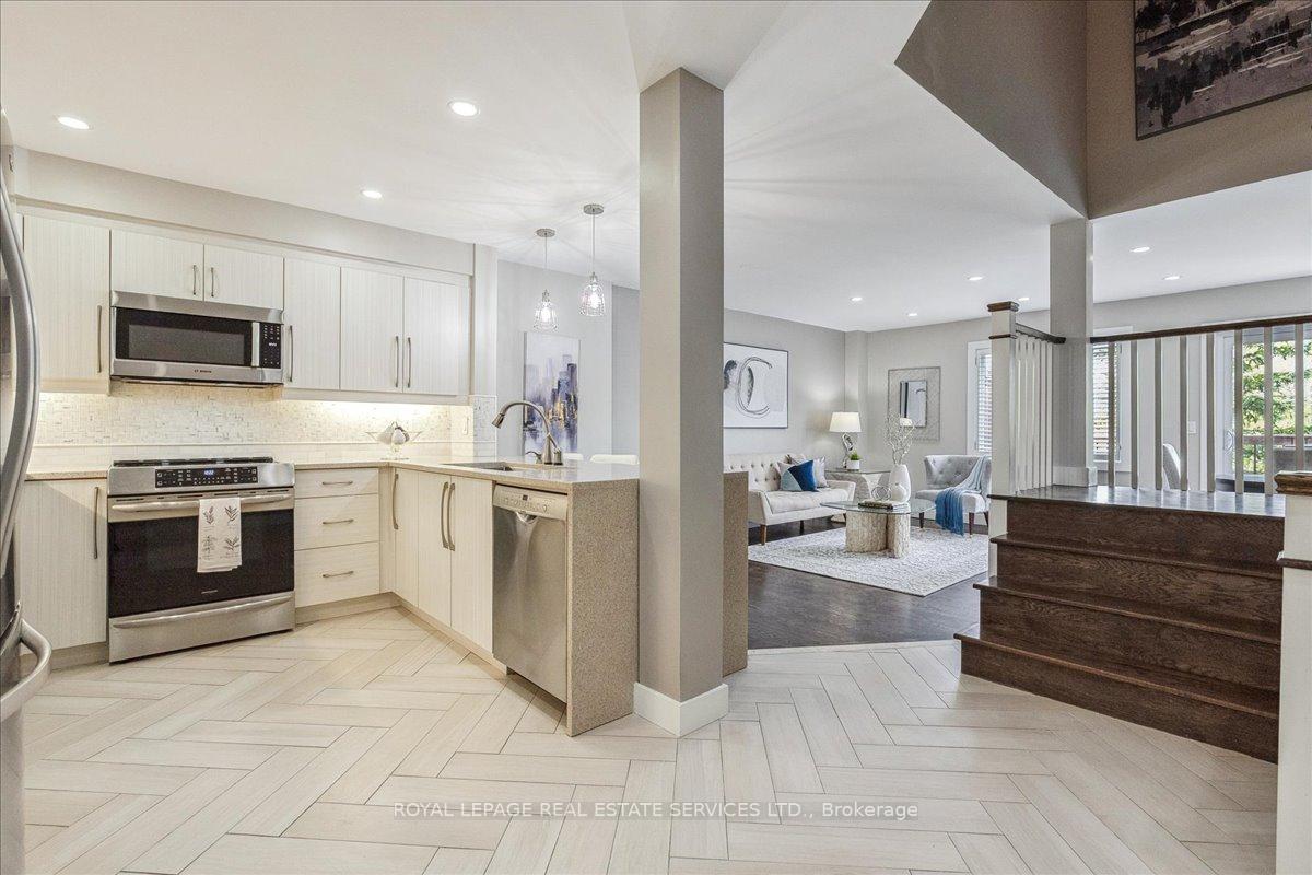 3 Bedrooms Condo at 2250 Rockingham, Oakville For sale