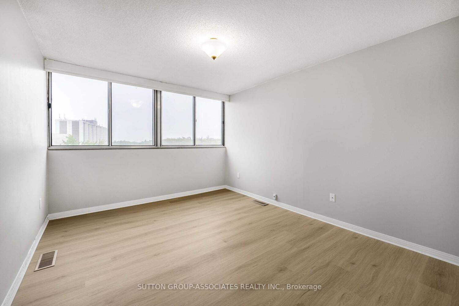 3 Bedrooms Condo at 1300 Marlborough, Oakville For sale