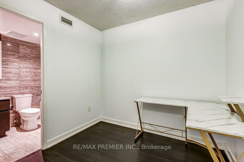 2 Bedrooms Condo at 10 Capreol, Toronto For sale