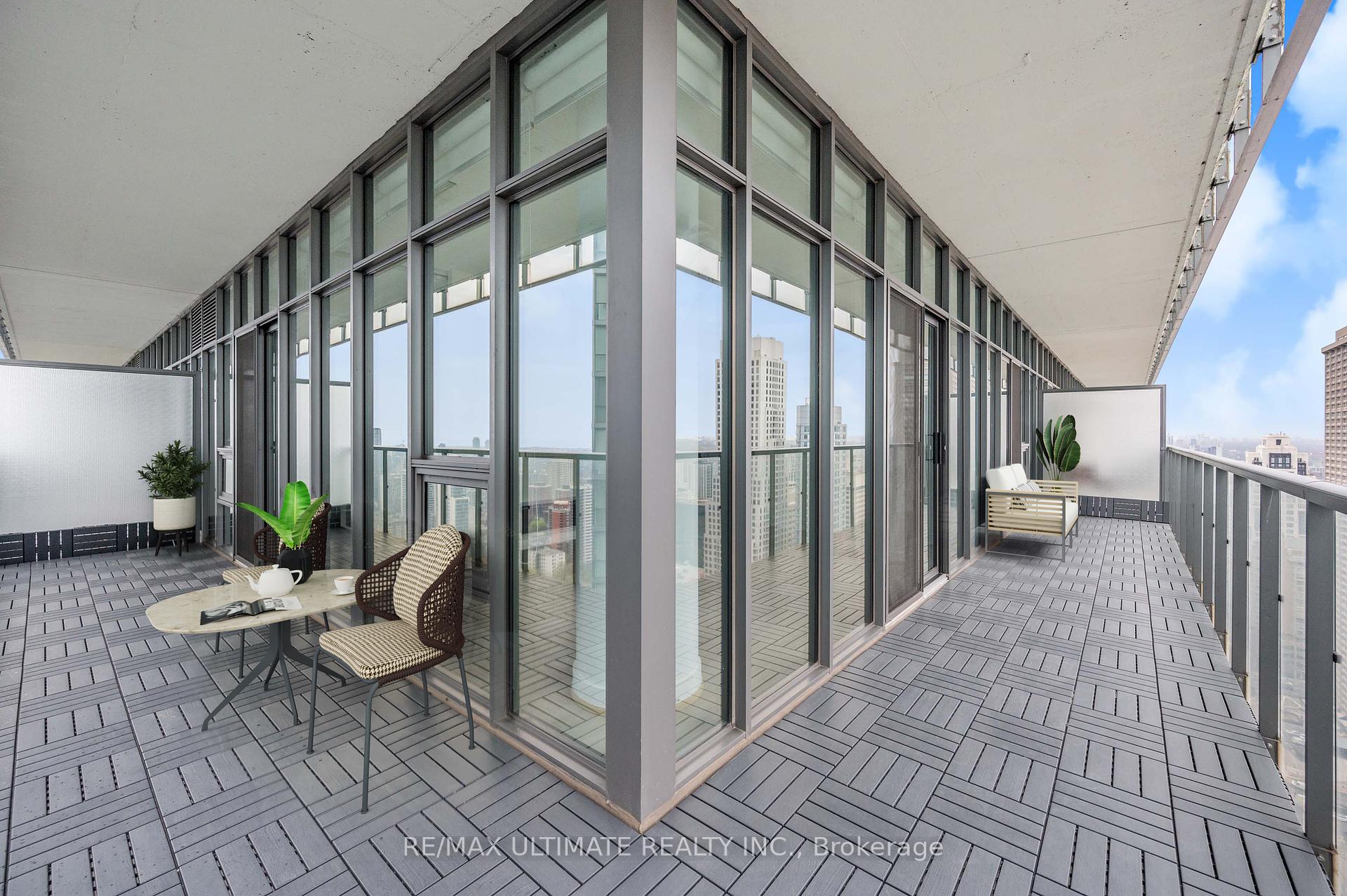 2 Bedrooms Condo at 33 Charles, Toronto For sale
