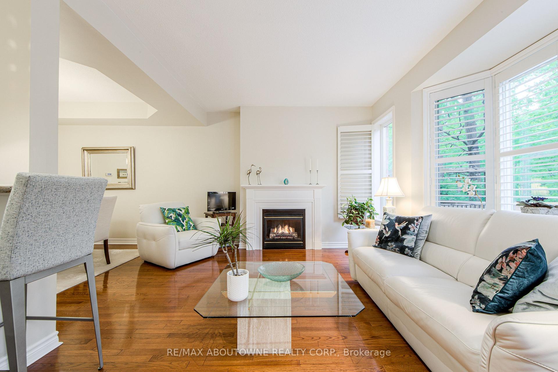 4 Bedrooms Condo at 300 Ravineview, Oakville For sale