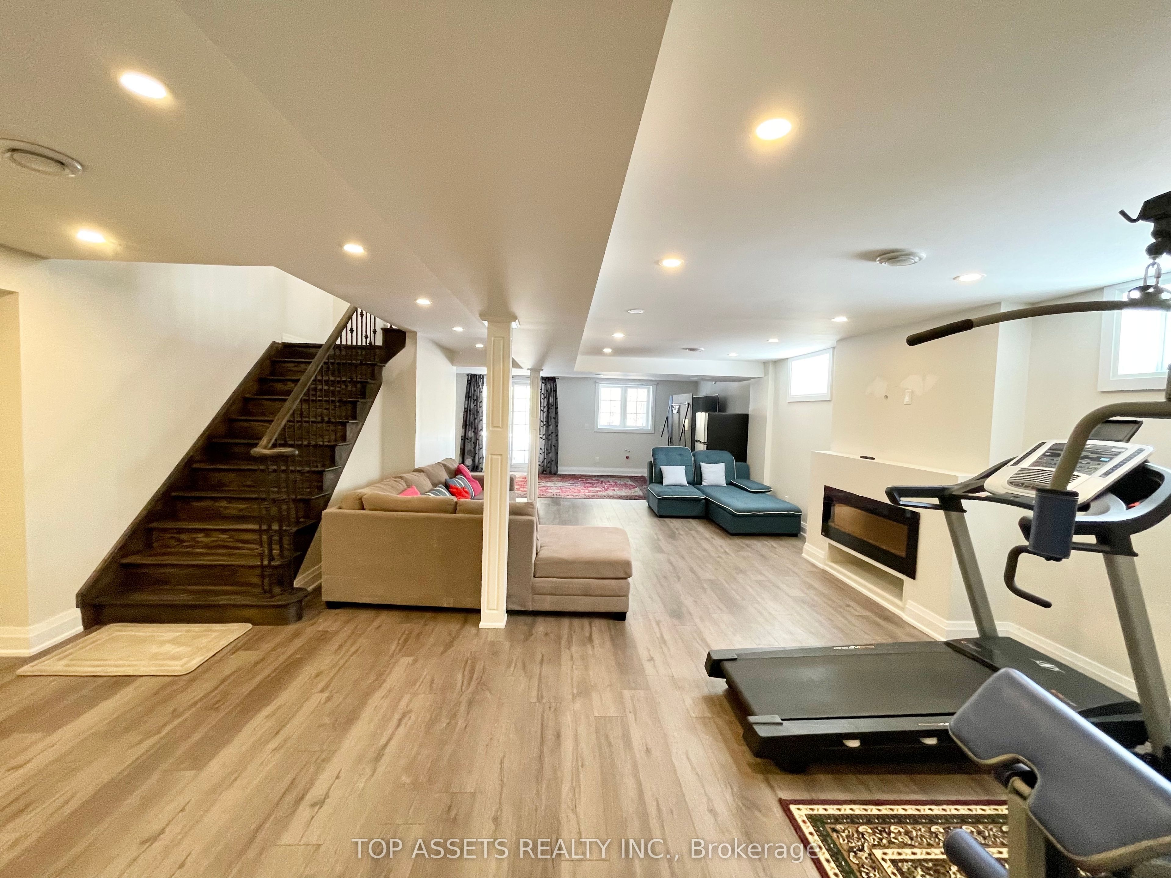 32 Headwater Crescent