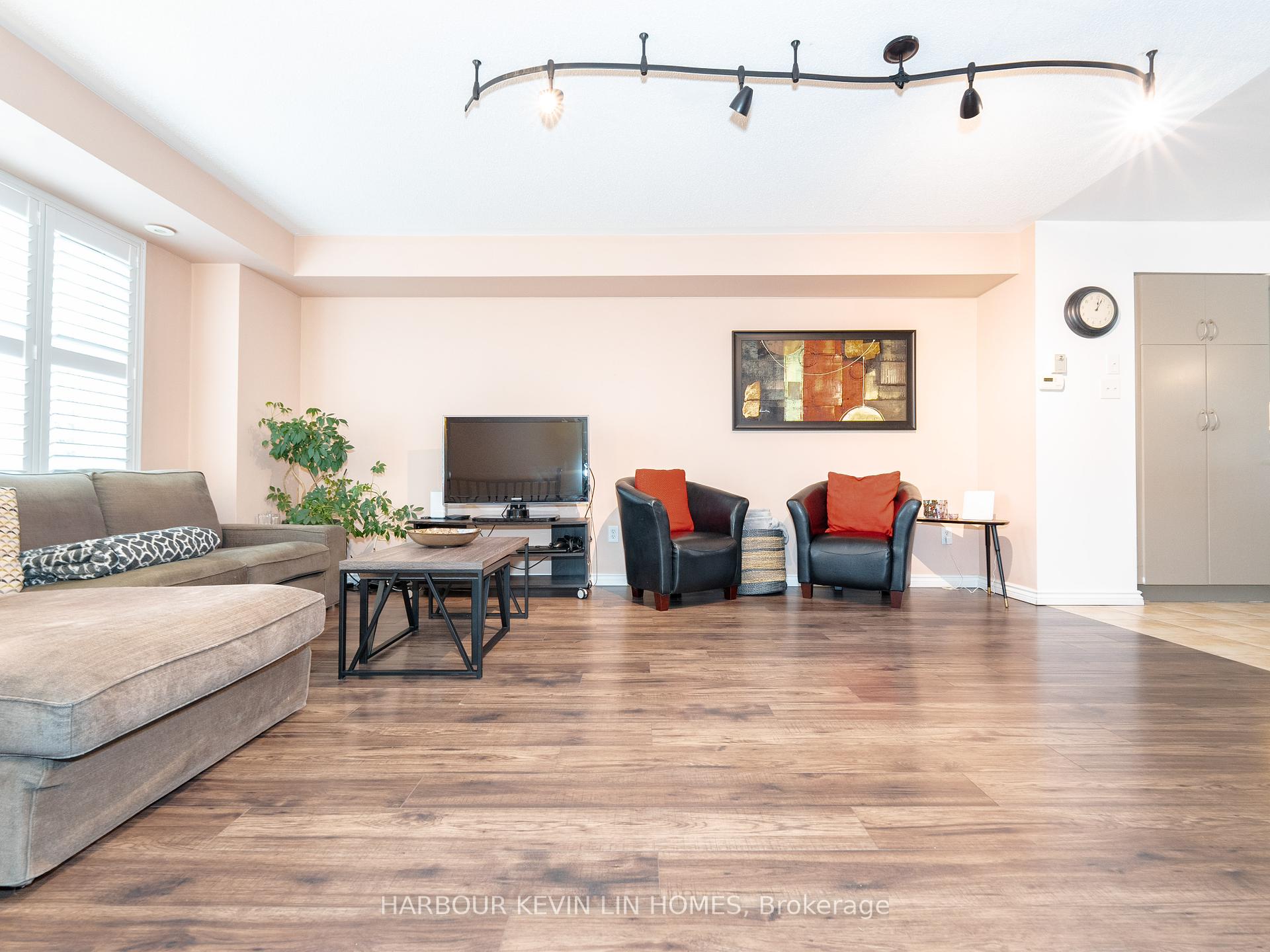 3 Bedrooms Condo at 4975 Southampton, Mississauga For sale