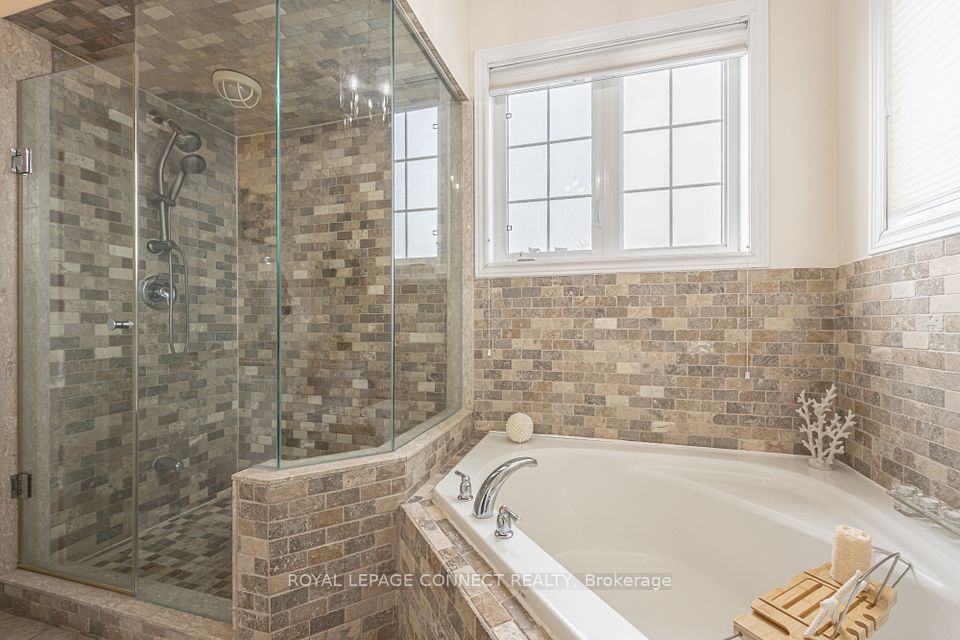 Frameless shower.