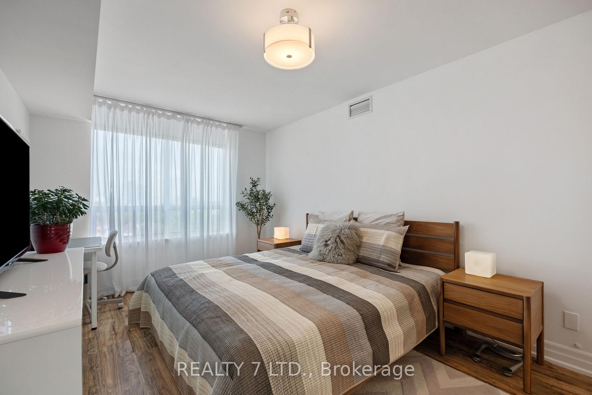 2 Bedrooms Condo at 850 Steeles, Vaughan For sale