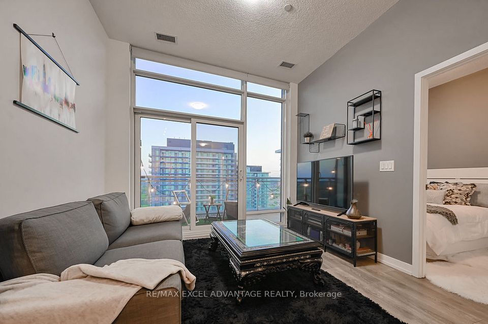 2520 Eglinton