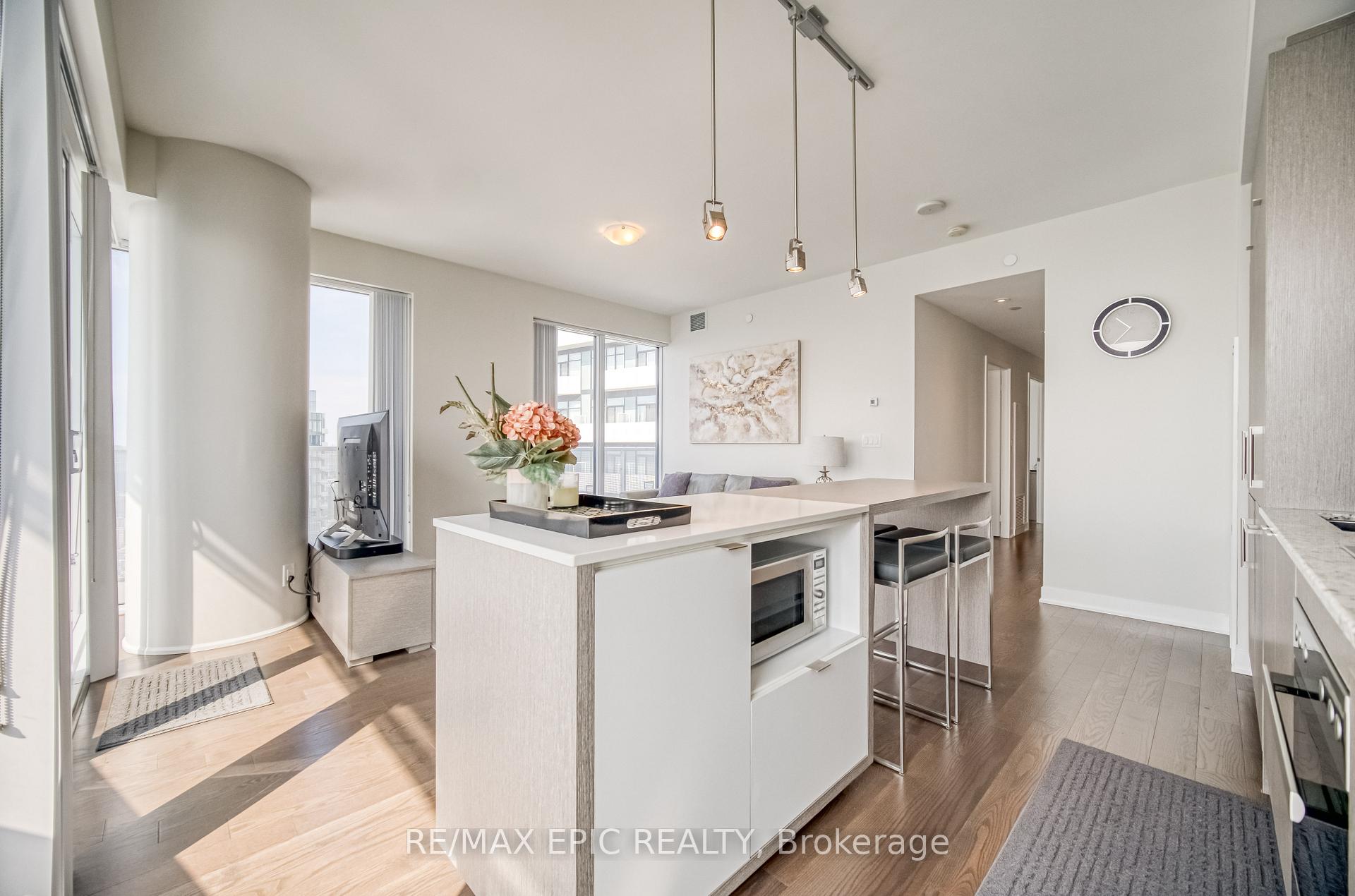 3 Bedrooms Condo at 88 Harbour,  Toronto For sale