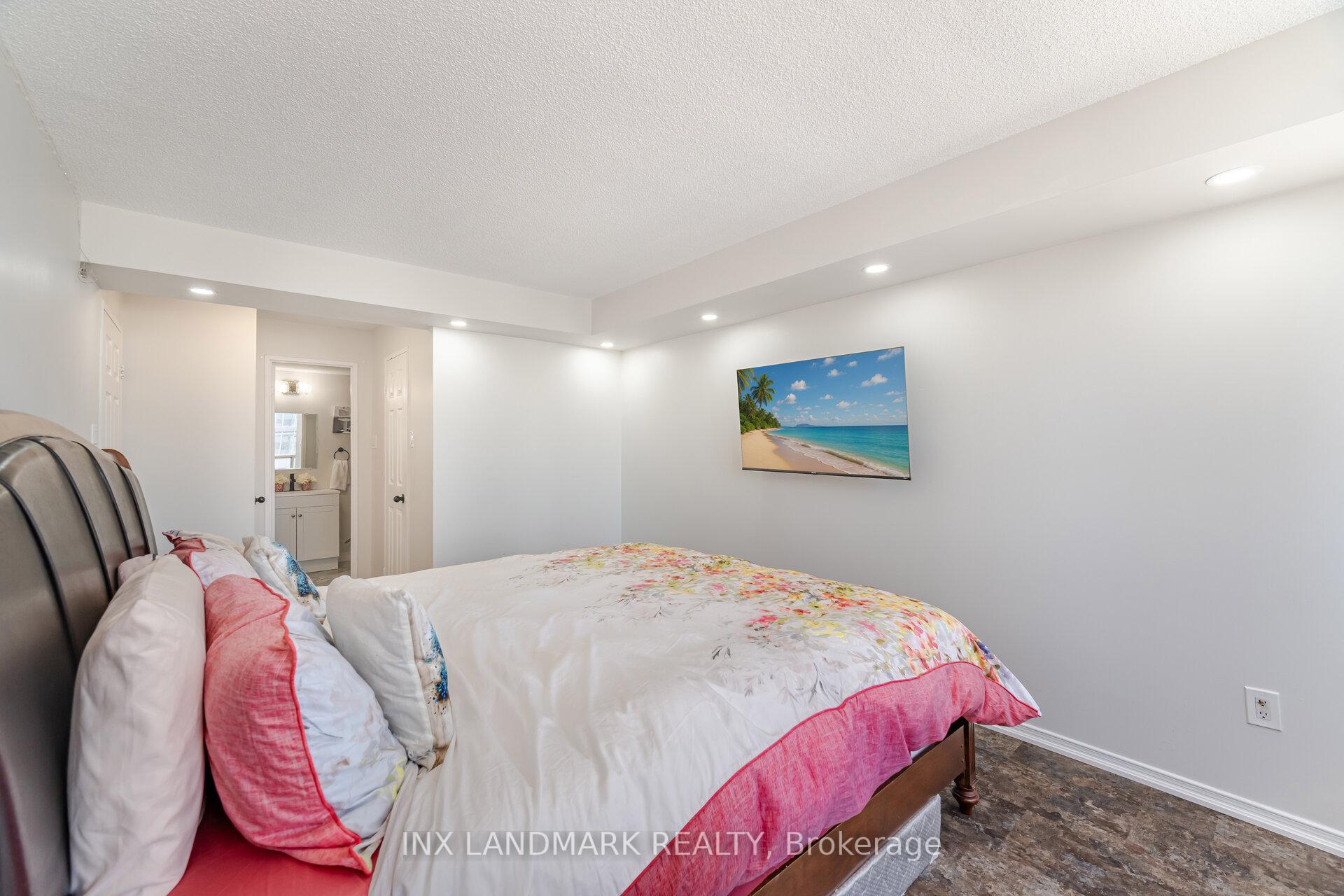 3 Bedrooms Condo at 330 Rathburn, Mississauga For sale
