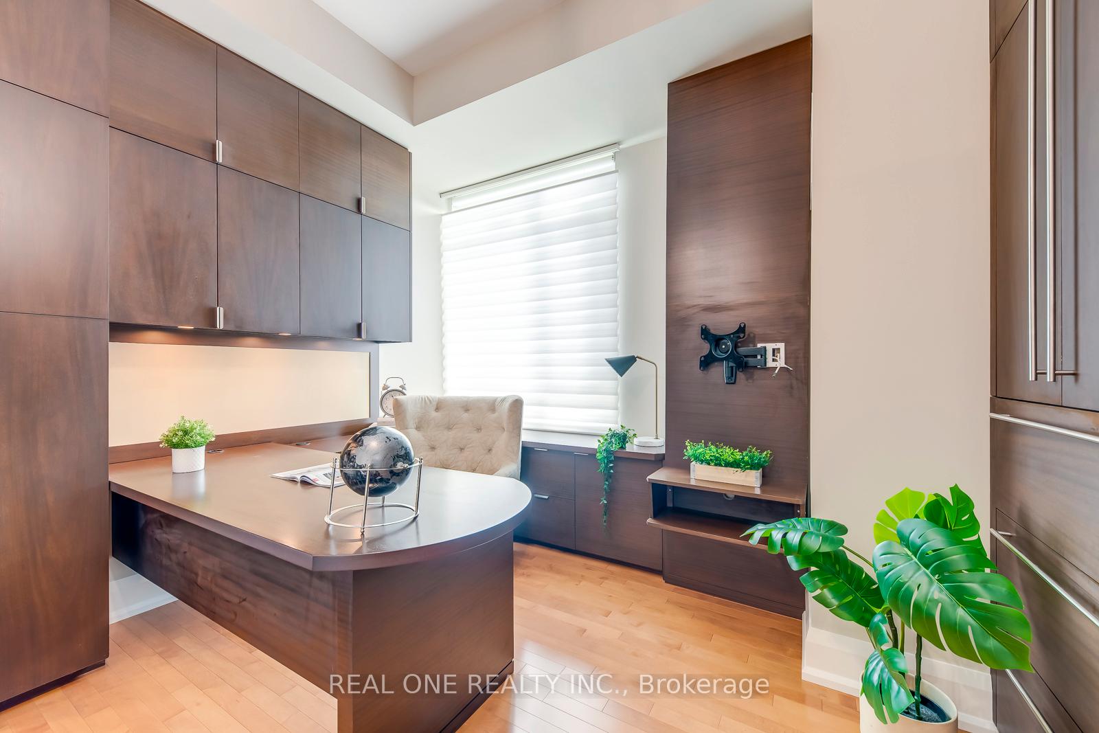 2 Bedrooms Condo at 65 Port,  Mississauga For sale