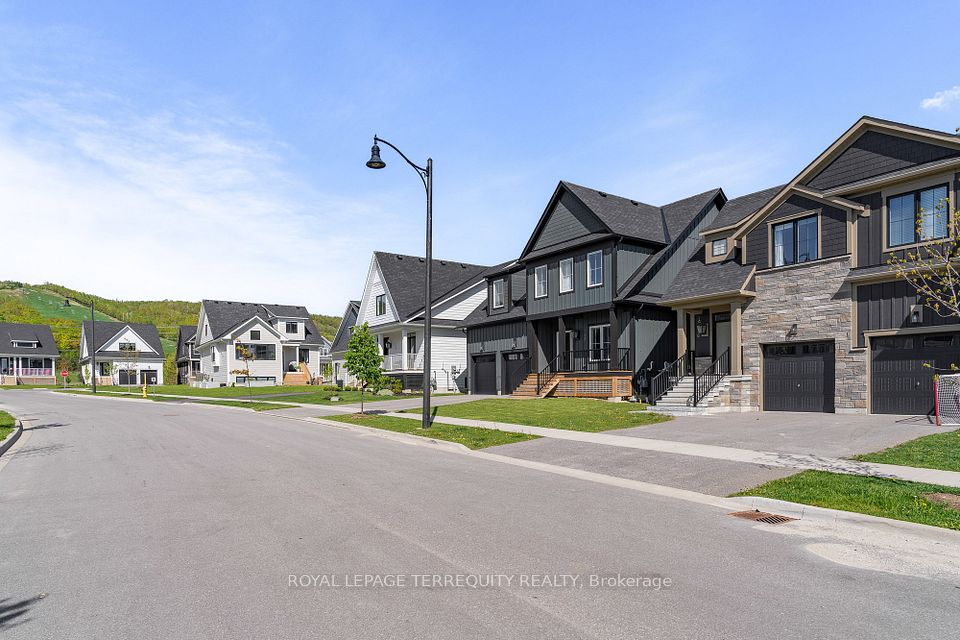 156 Sycamore Street, Blue Mountains, ON L9Y 4E4