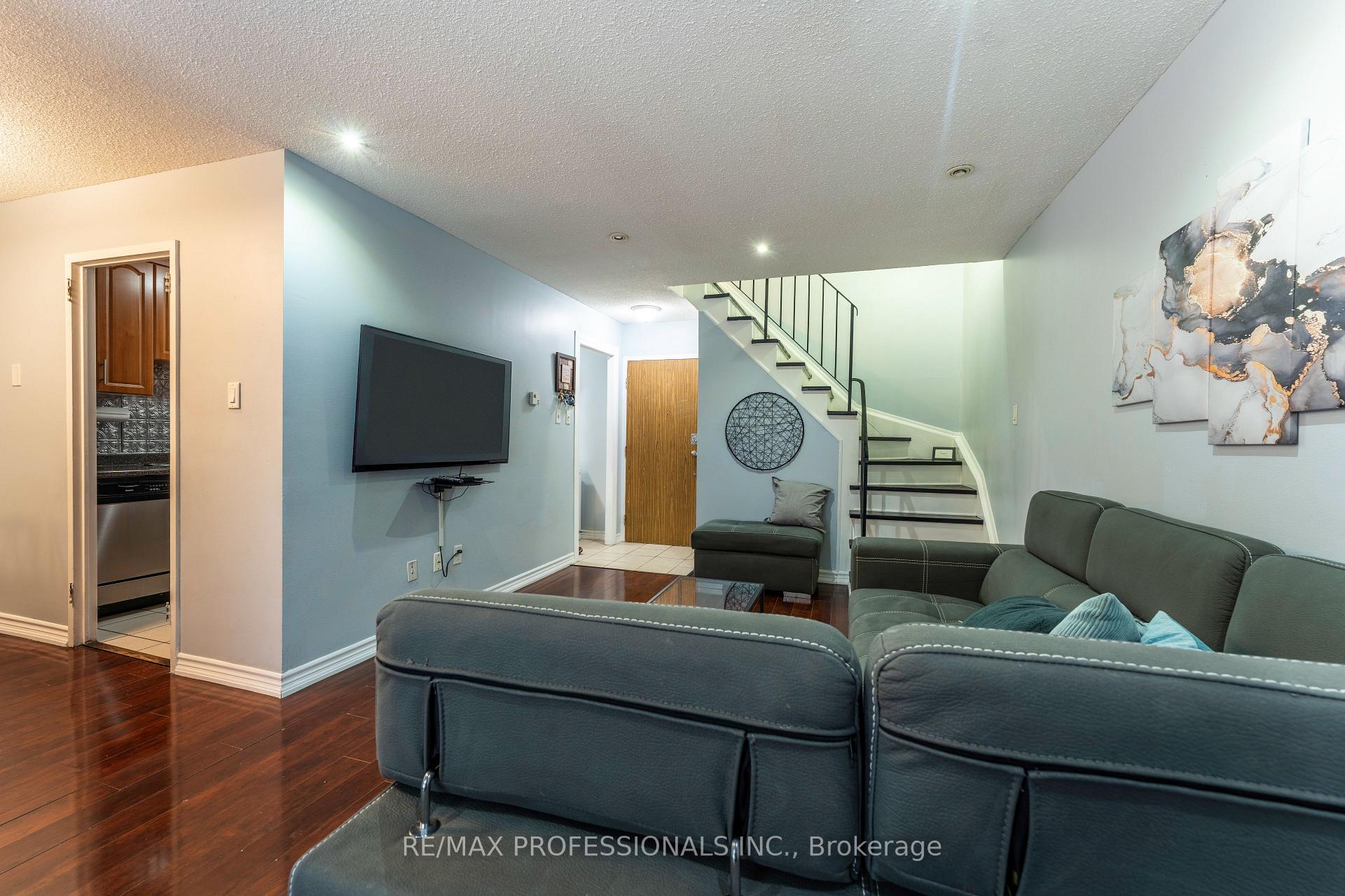 3 Bedrooms Condo at 2095 Roche,  Mississauga For sale