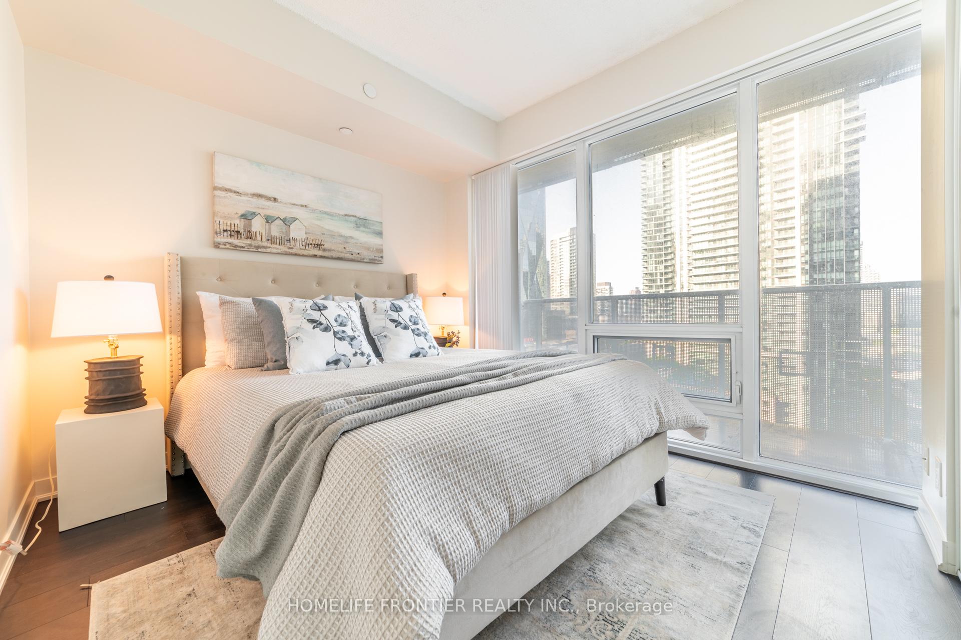 2 Bedrooms Condo at 88 Harbour, Toronto For sale