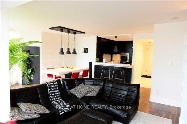 2 Bedrooms Condo at 50 Eglinton, Mississauga For sale