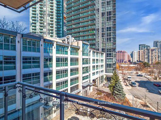2 Bedrooms Condo at 225 Webb, Mississauga For sale
