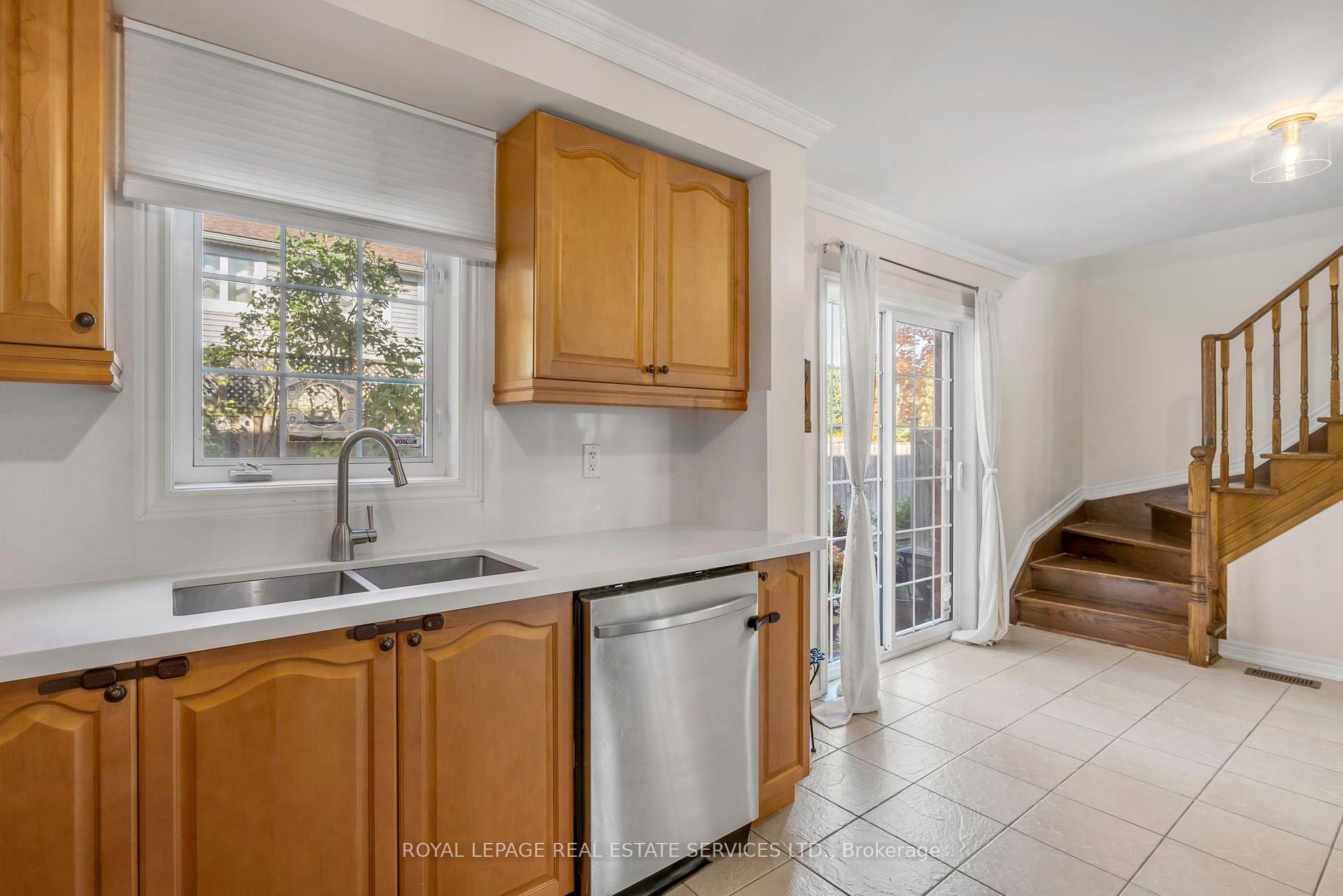 3 Bedrooms Condo at 3040 Fifth, Mississauga For sale