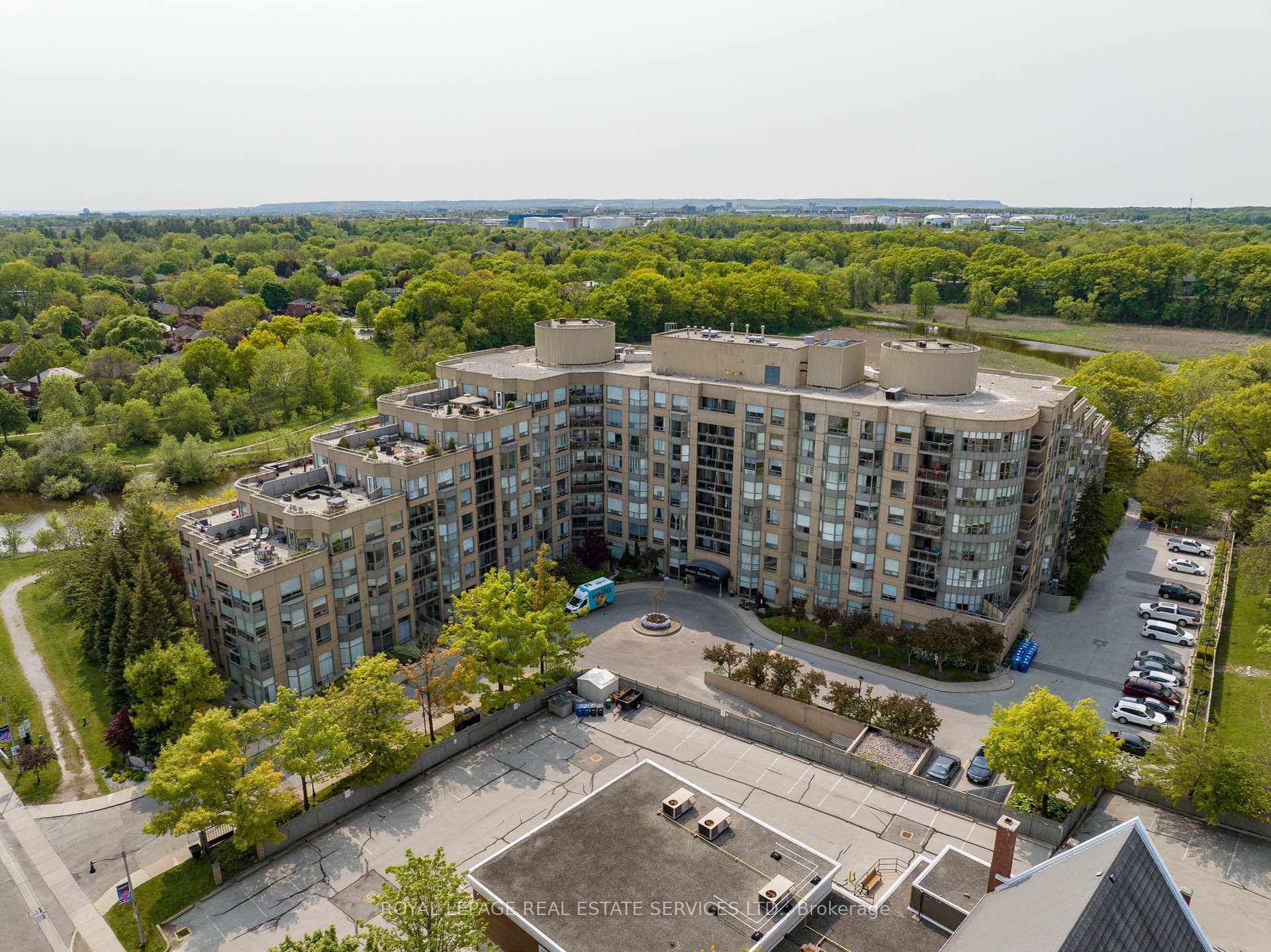 2 Bedrooms Condo at 2511 Lakeshore,  Oakville For sale