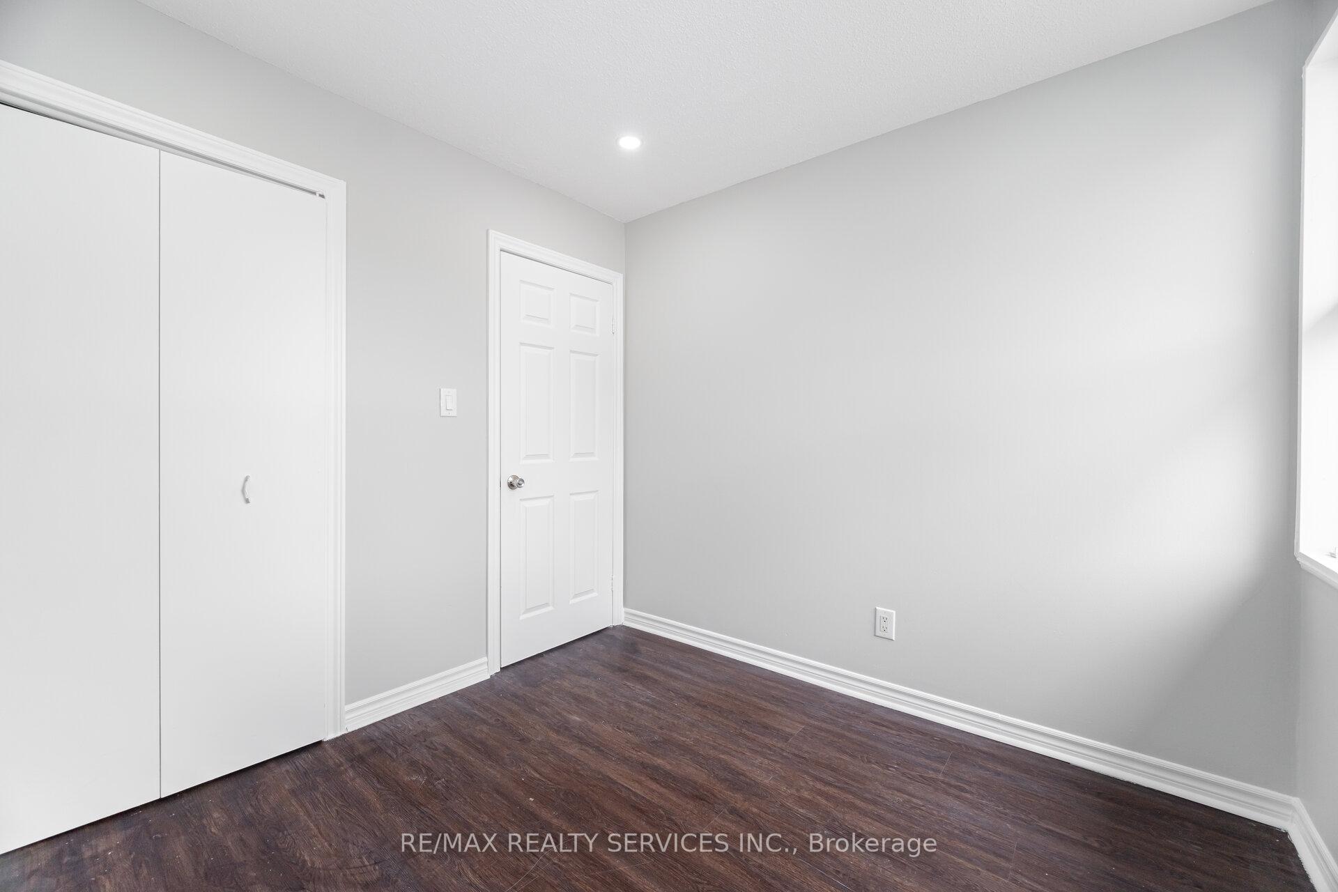 5 Bedrooms Condo at 3525 Brandon Gate, Mississauga For sale
