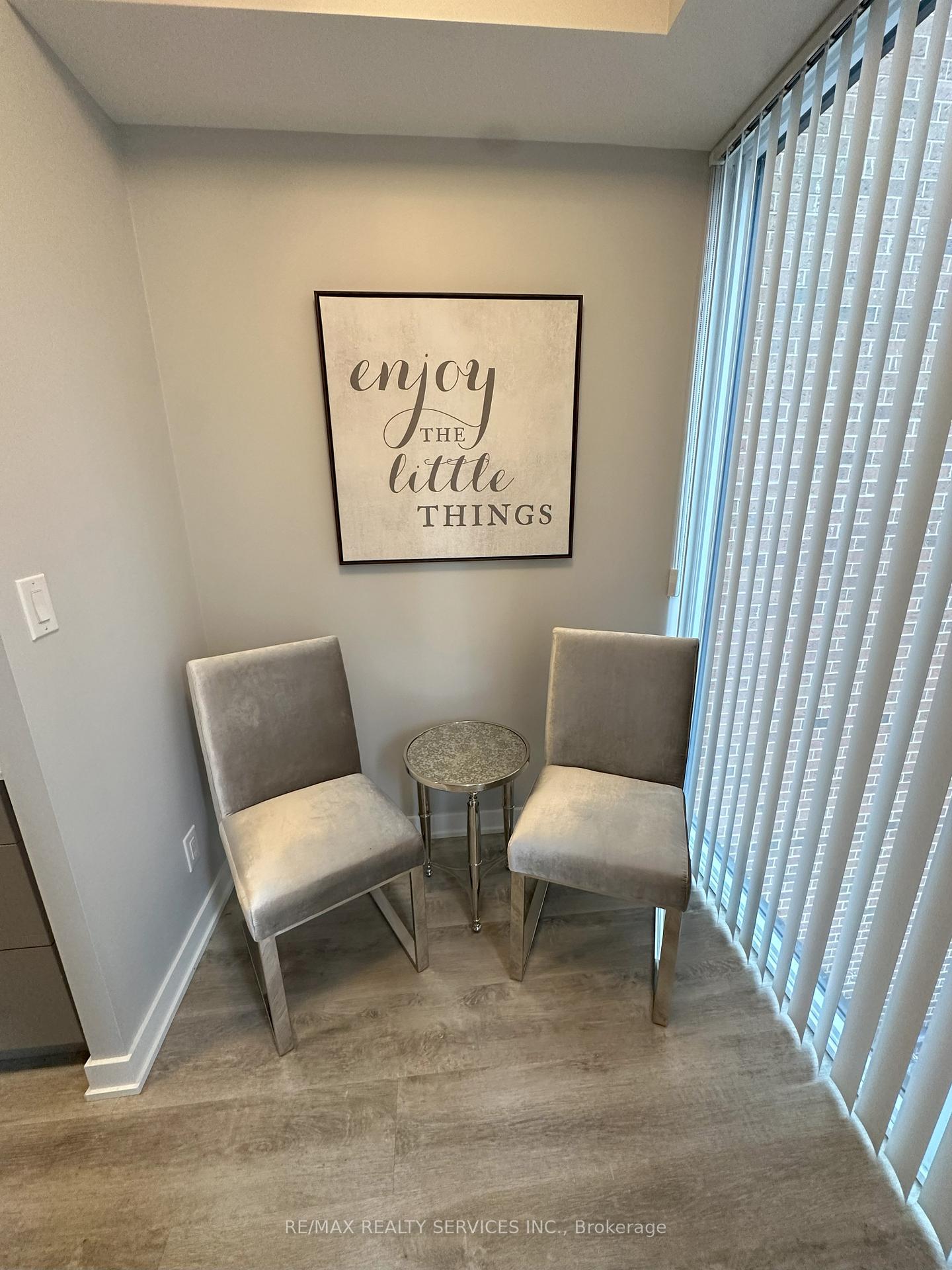 2 Bedrooms Condo at 17 Dundonald, Toronto For sale