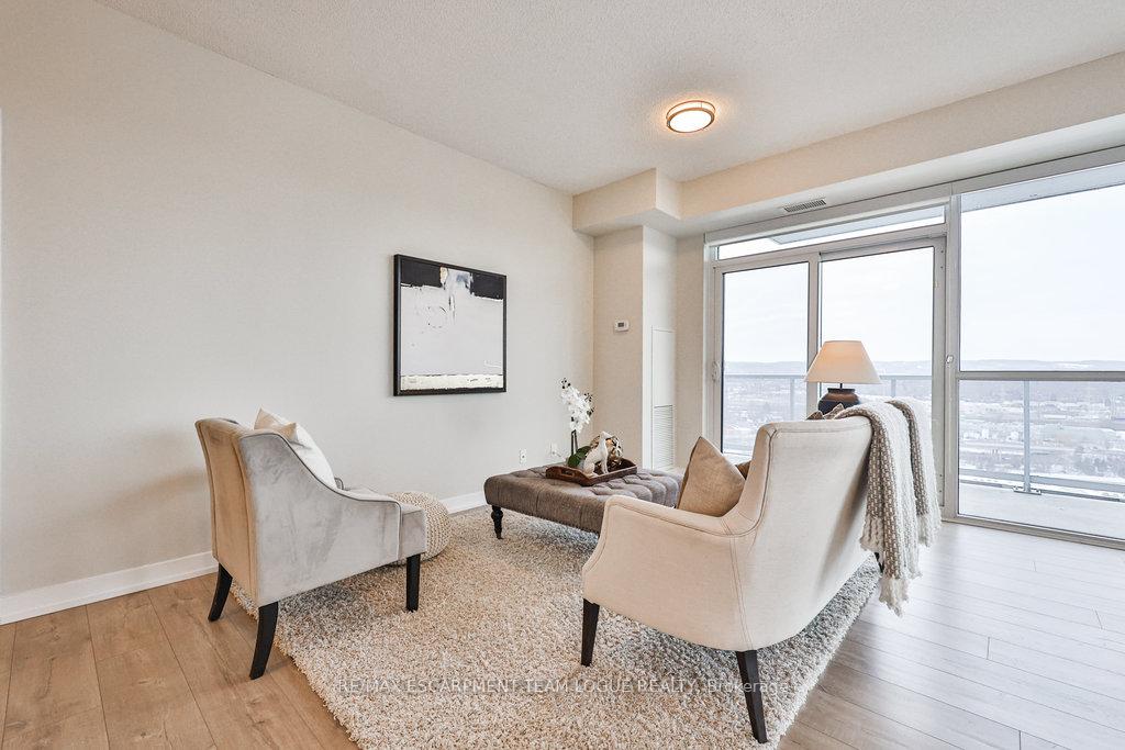 2 Bedrooms Condo at 2081 Fairview,  Burlington For sale