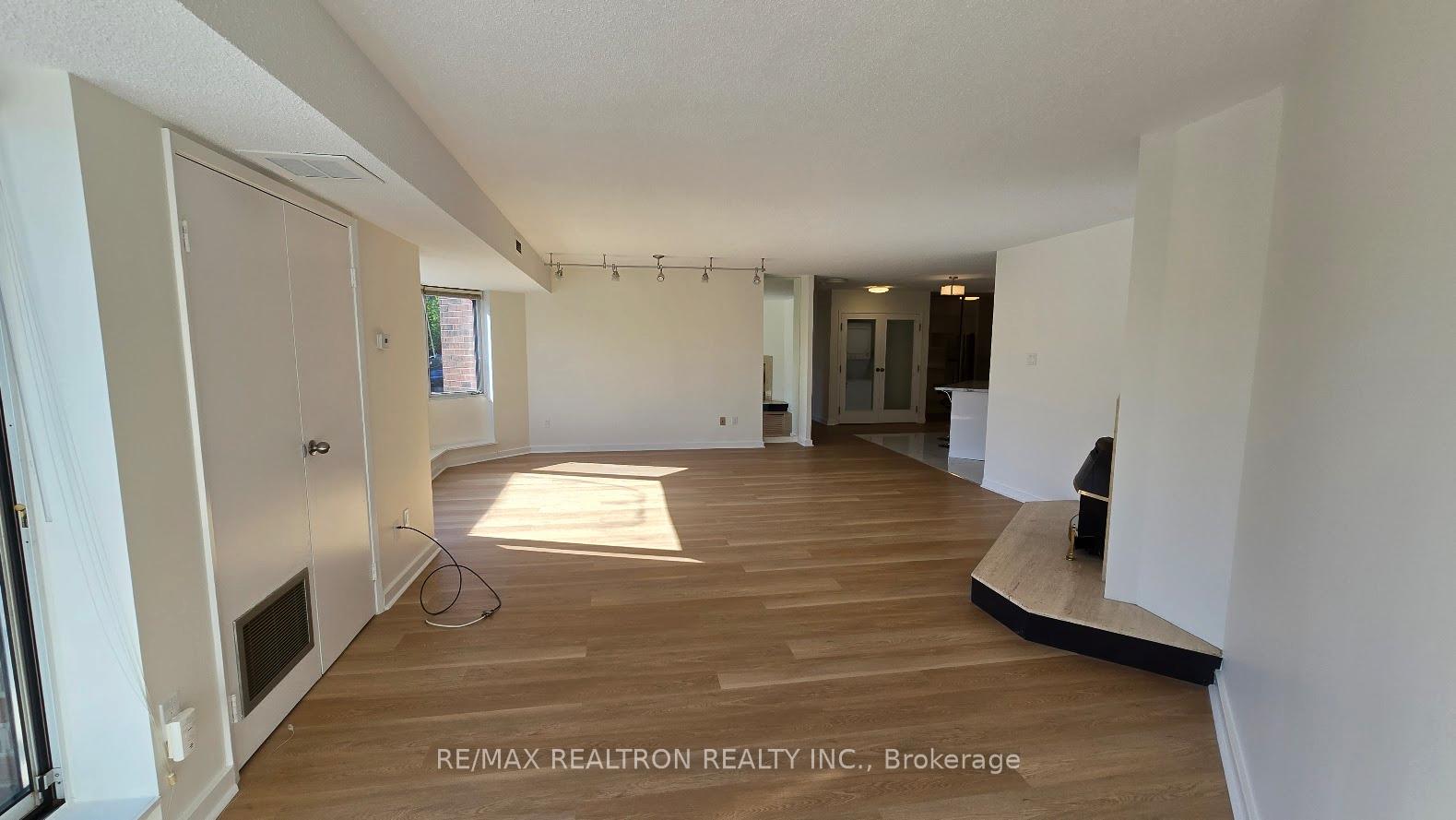 2 Bedrooms Condo at 70 Elmsthorpe, Toronto For sale