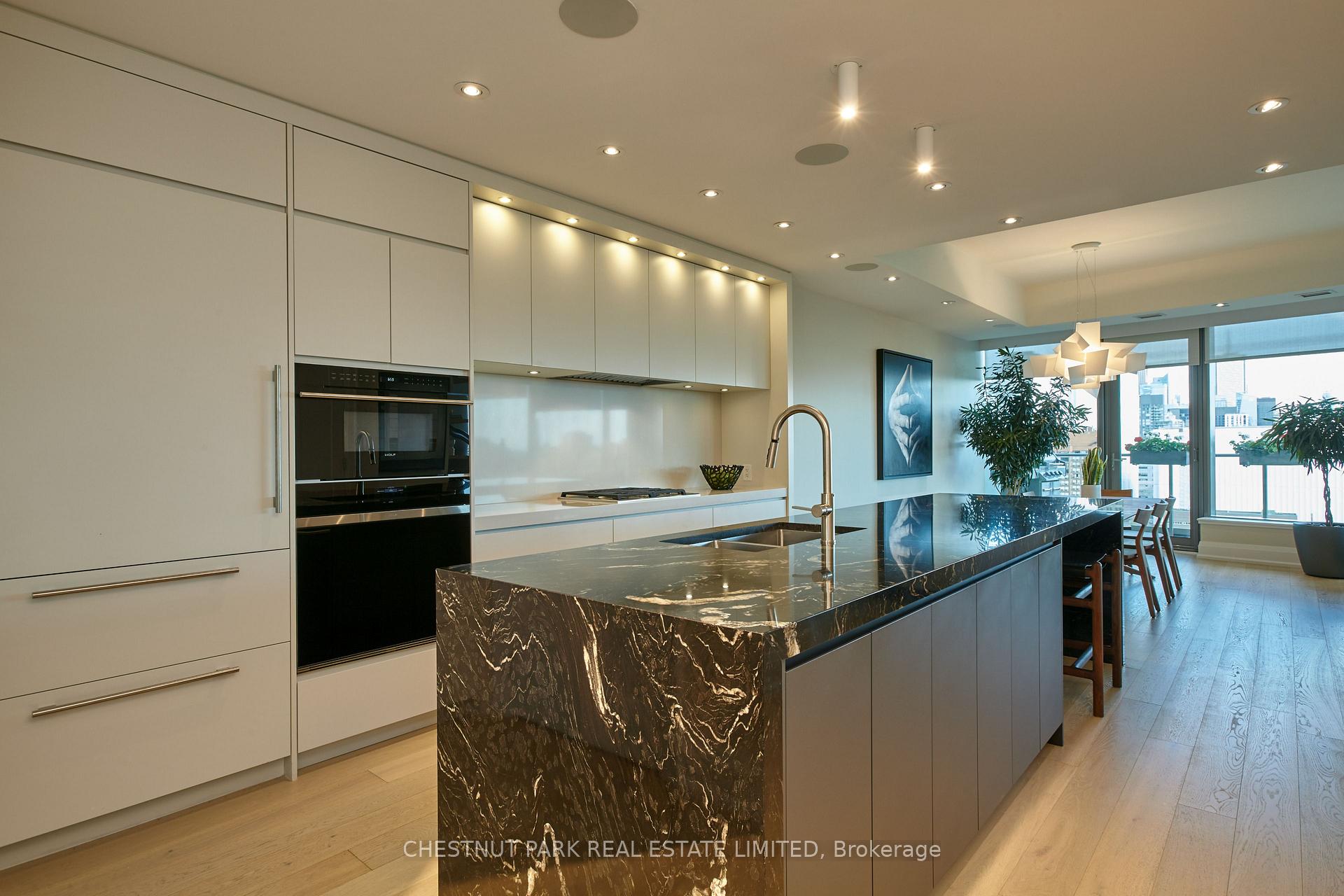 2 Bedrooms Condo at 77 Charles, Toronto For sale